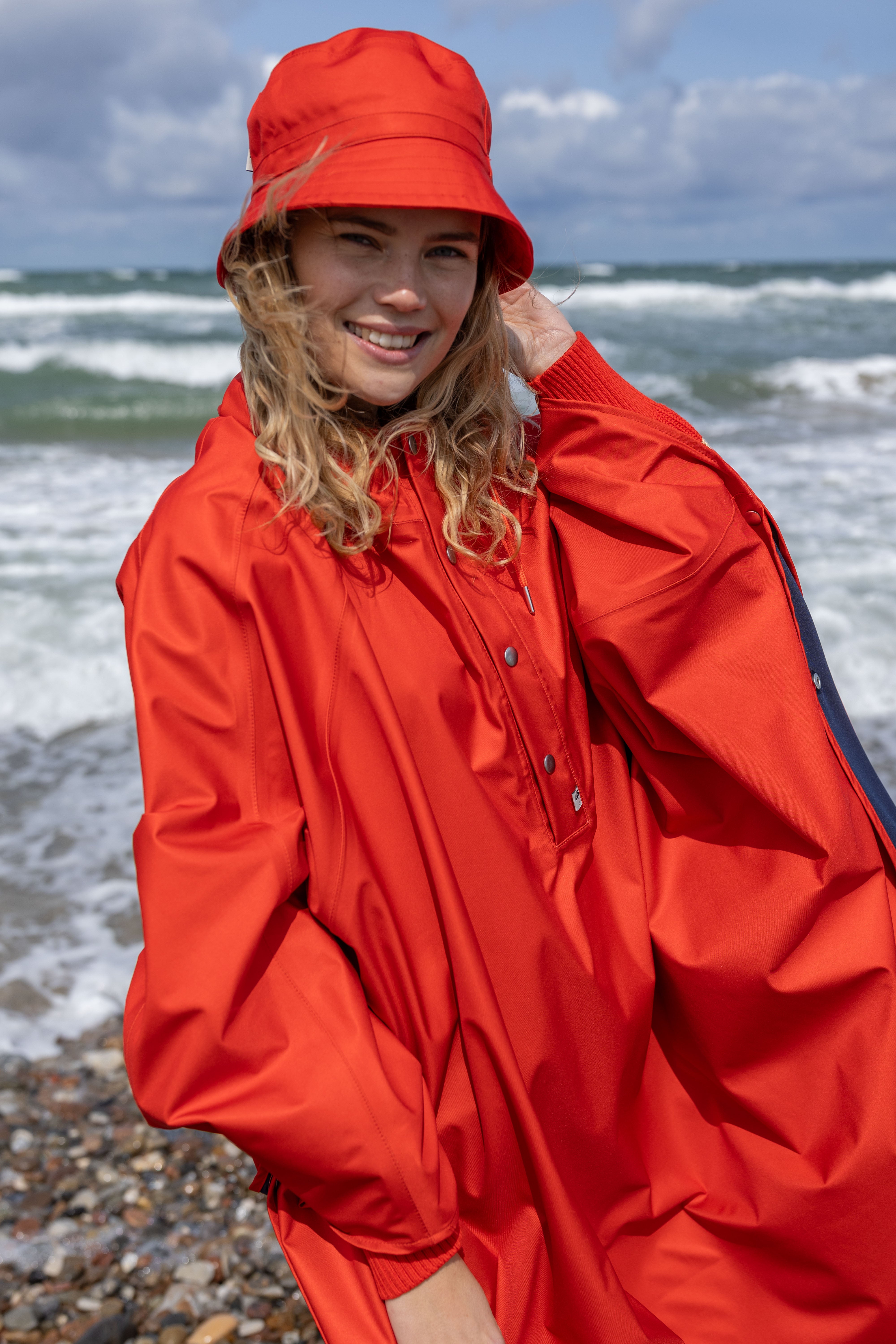 Fin Regnponcho I R d 10 000 Mm Vandt t Shop Regnt j Hos Danef Her fin-regnponcho-i-r-d-10-000-mm-vandt-t-shop-regnt-j-hos-danef-her