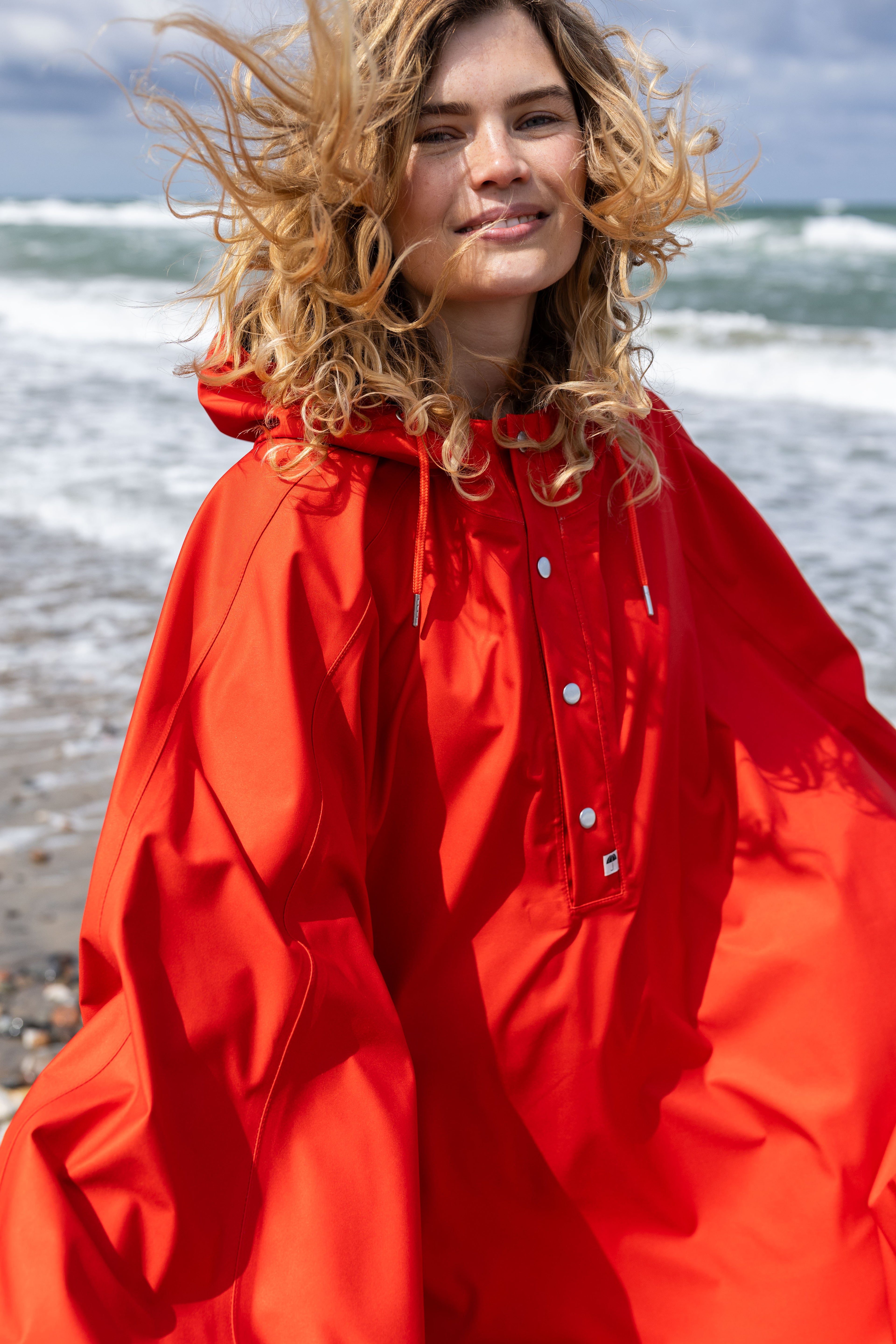 Danerain Poncho Bright Red