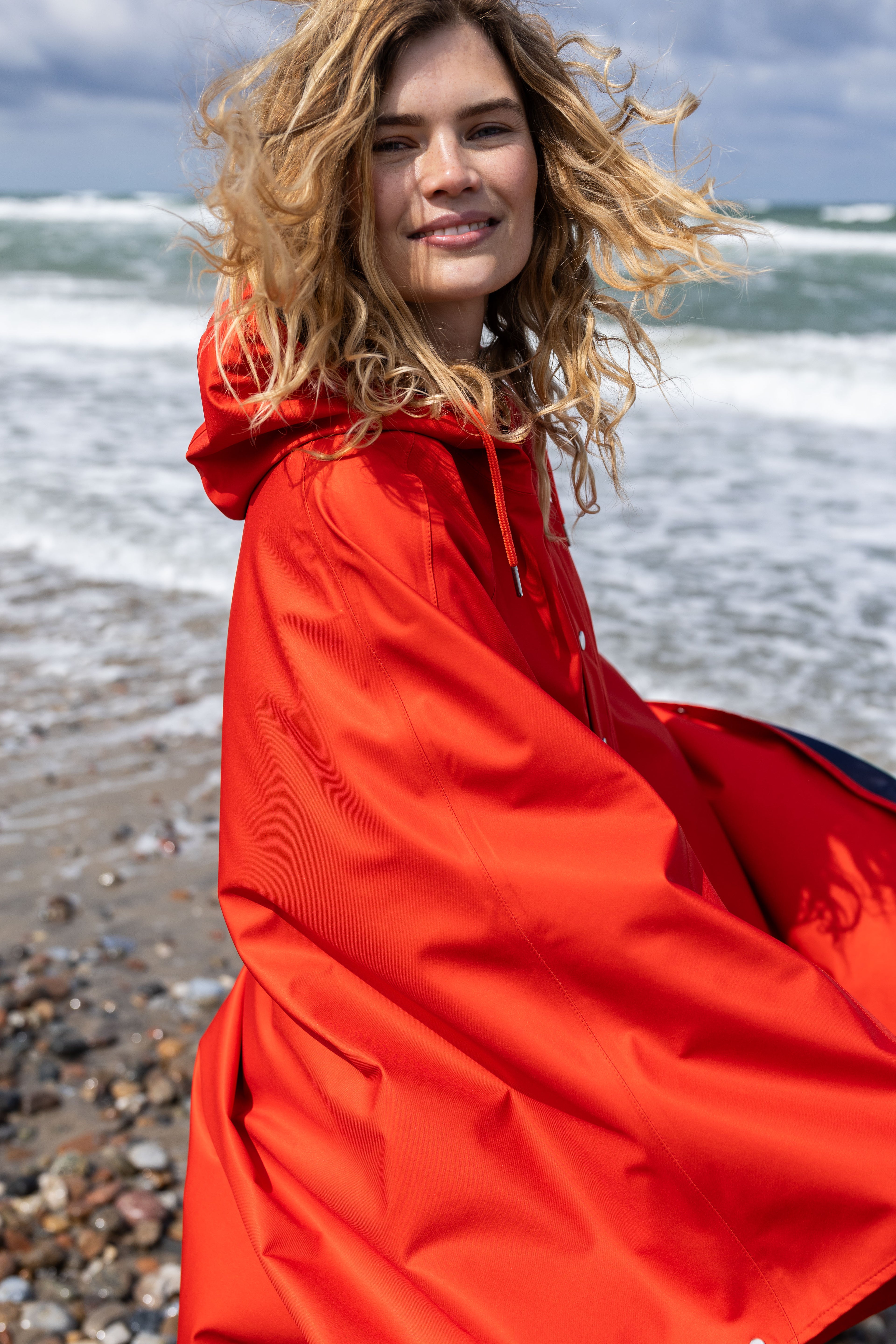 Danerain Poncho Bright Red