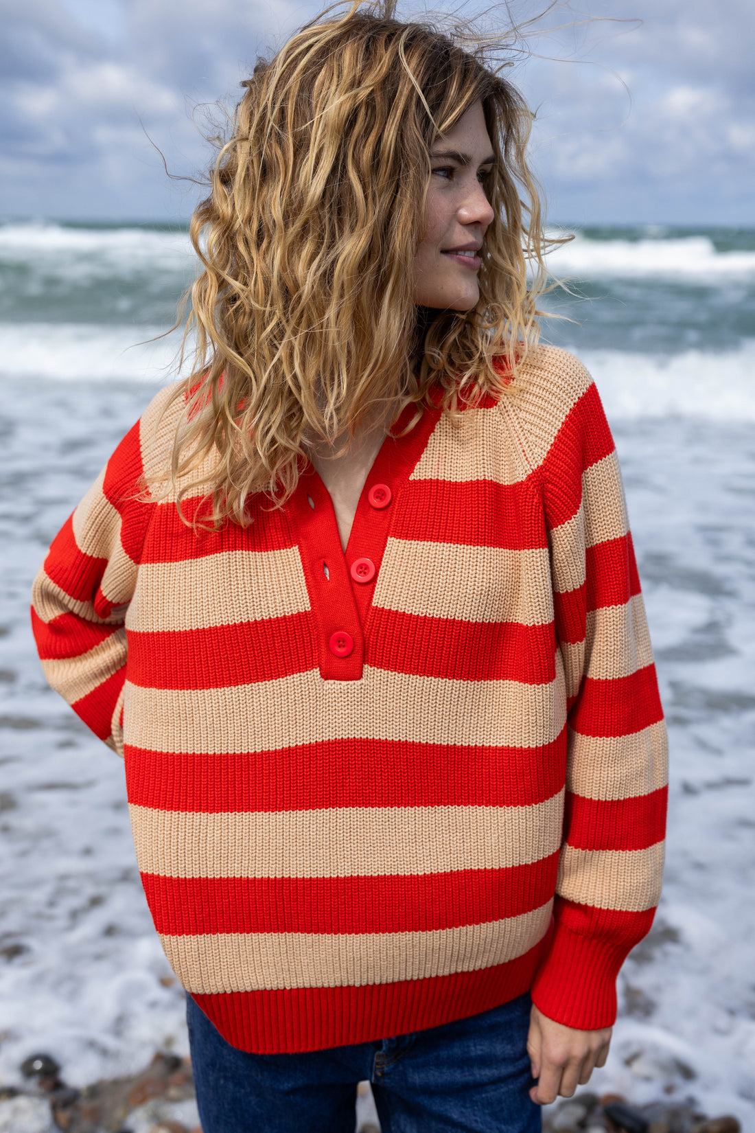 Flot sweater med striber i rød og varm sandfarve og v-hals til kvinder