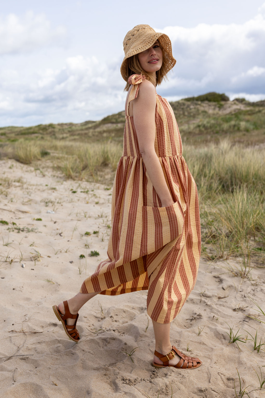 Sød bæk og bølge kjole med bindestropper og striber