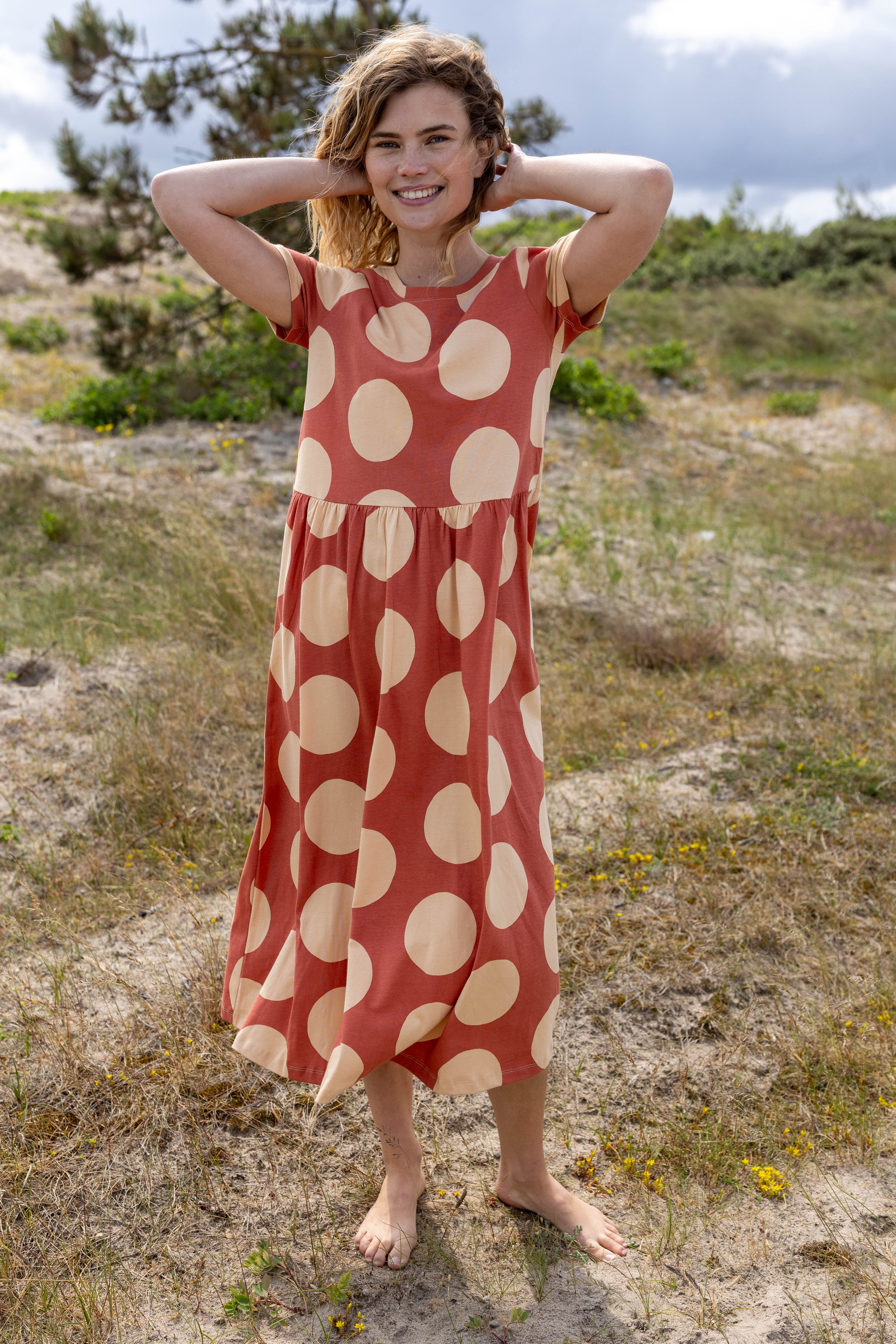 Fin kjole med korte ærmer, skørt med vidde og print af store prikker til kvinder