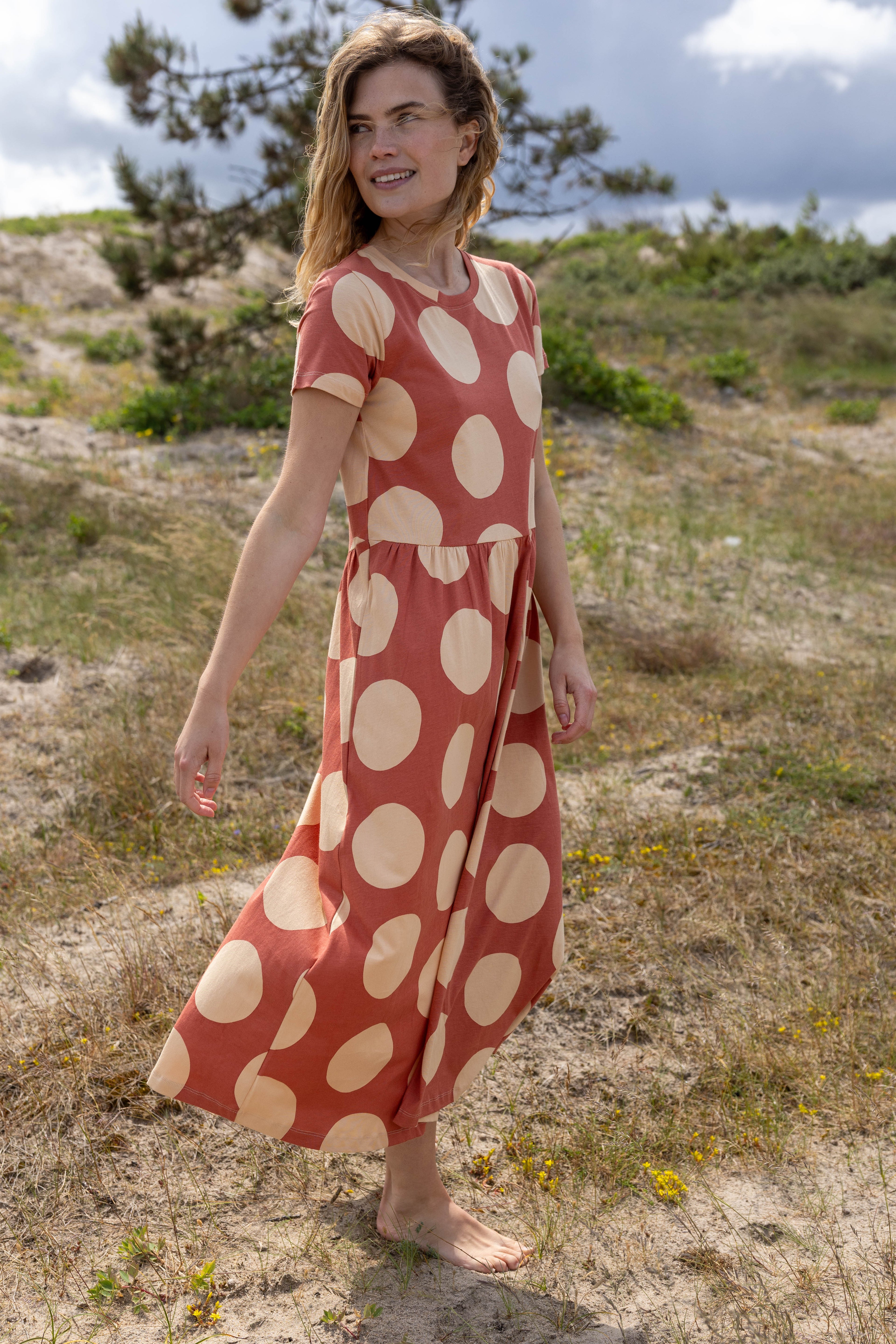 Fin kjole med korte ærmer, skørt med vidde og print af store prikker til kvinder