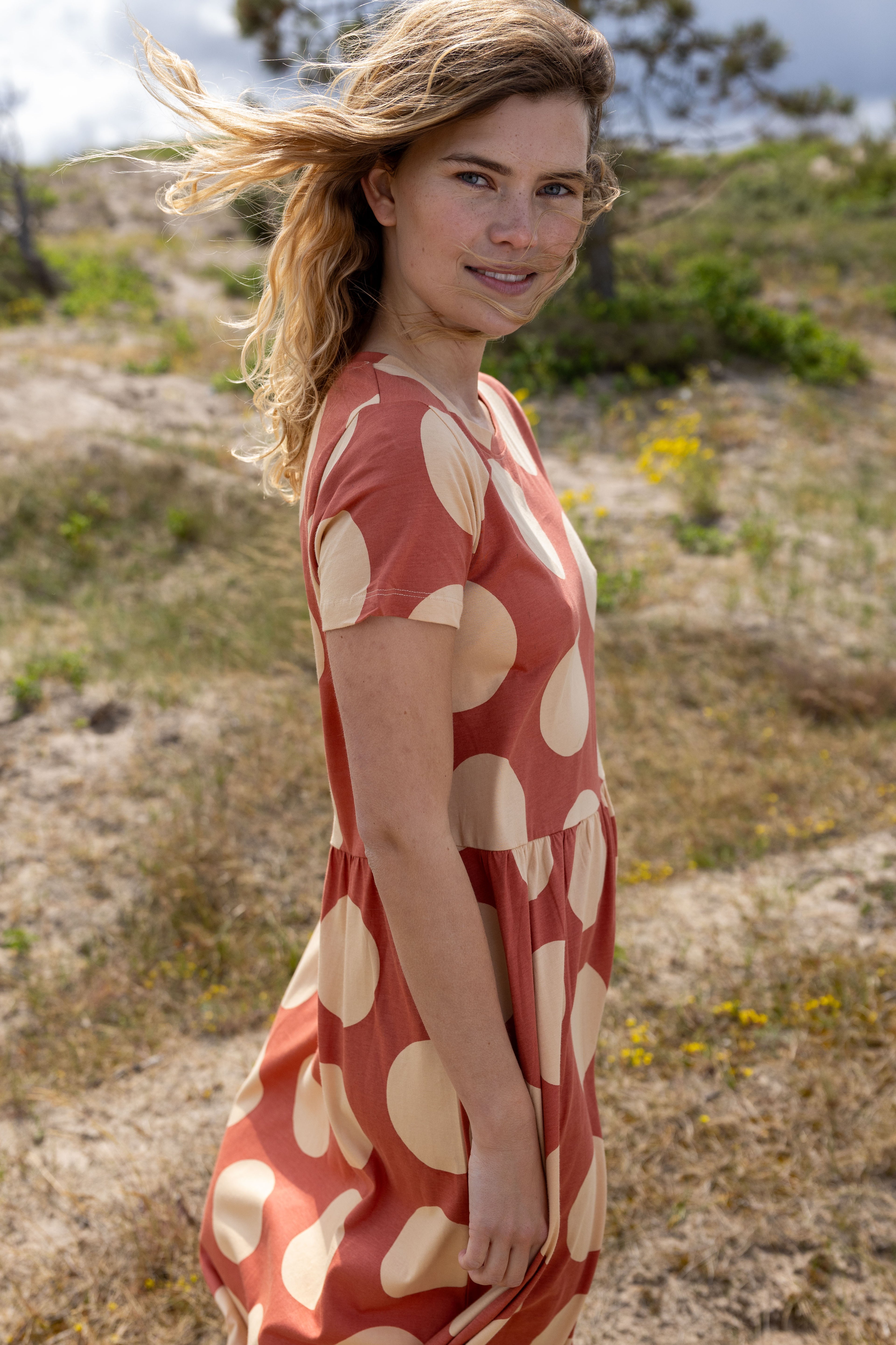 Fin kjole med korte ærmer, skørt med vidde og print af store prikker til kvinder