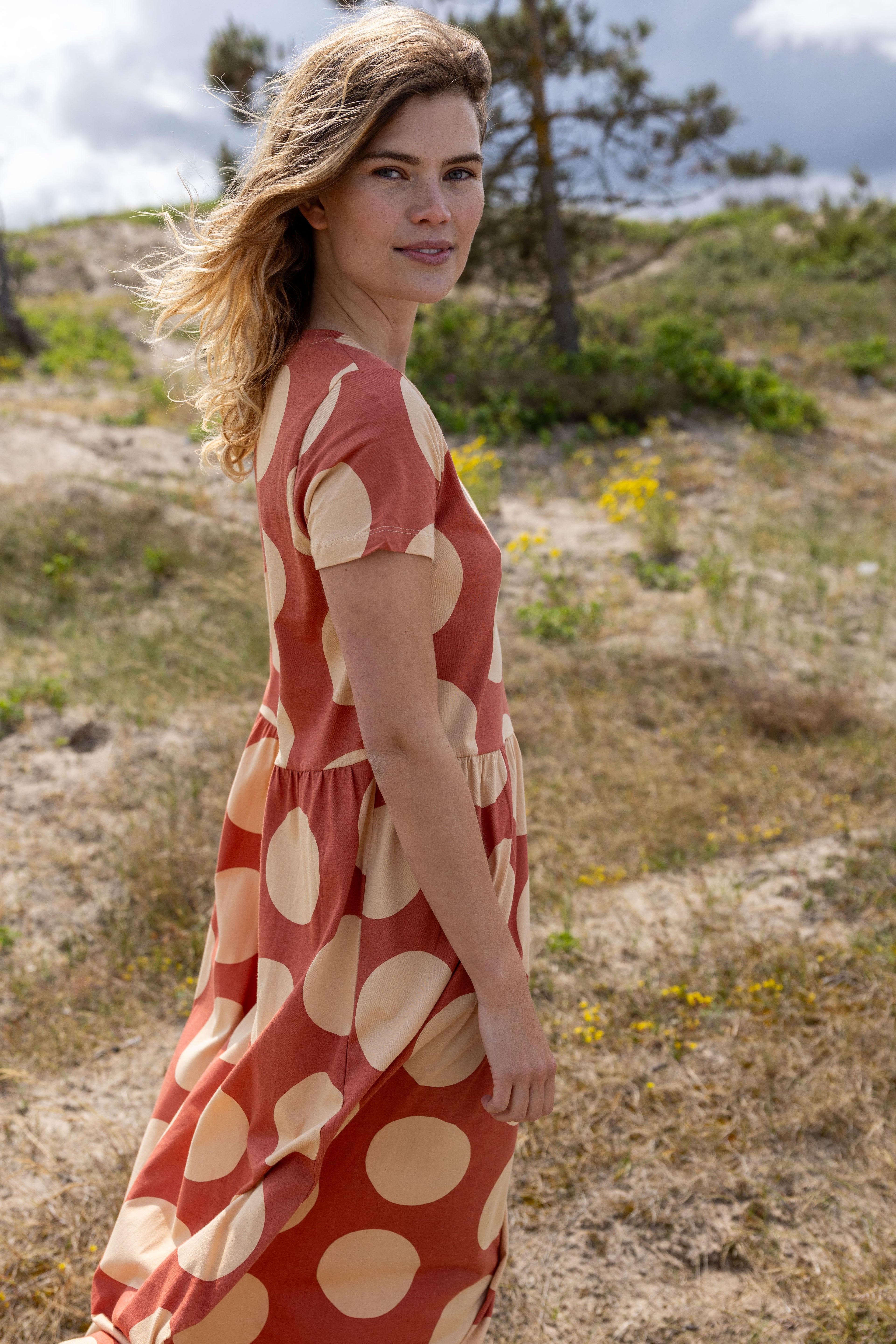 Fin kjole med korte ærmer, skørt med vidde og print af store prikker til kvinder