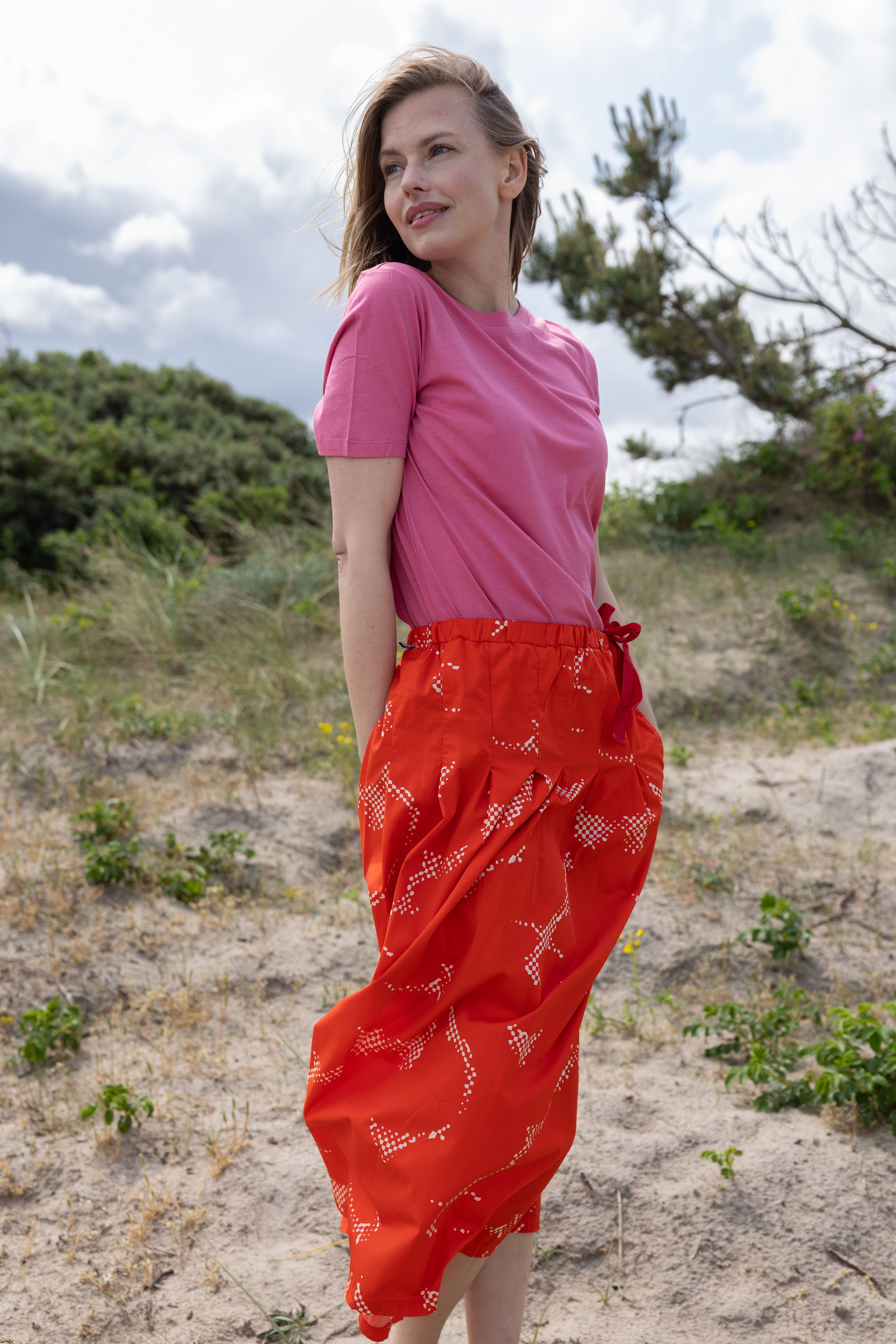 Smart t-shirt i pink og med rund hals til kvinder