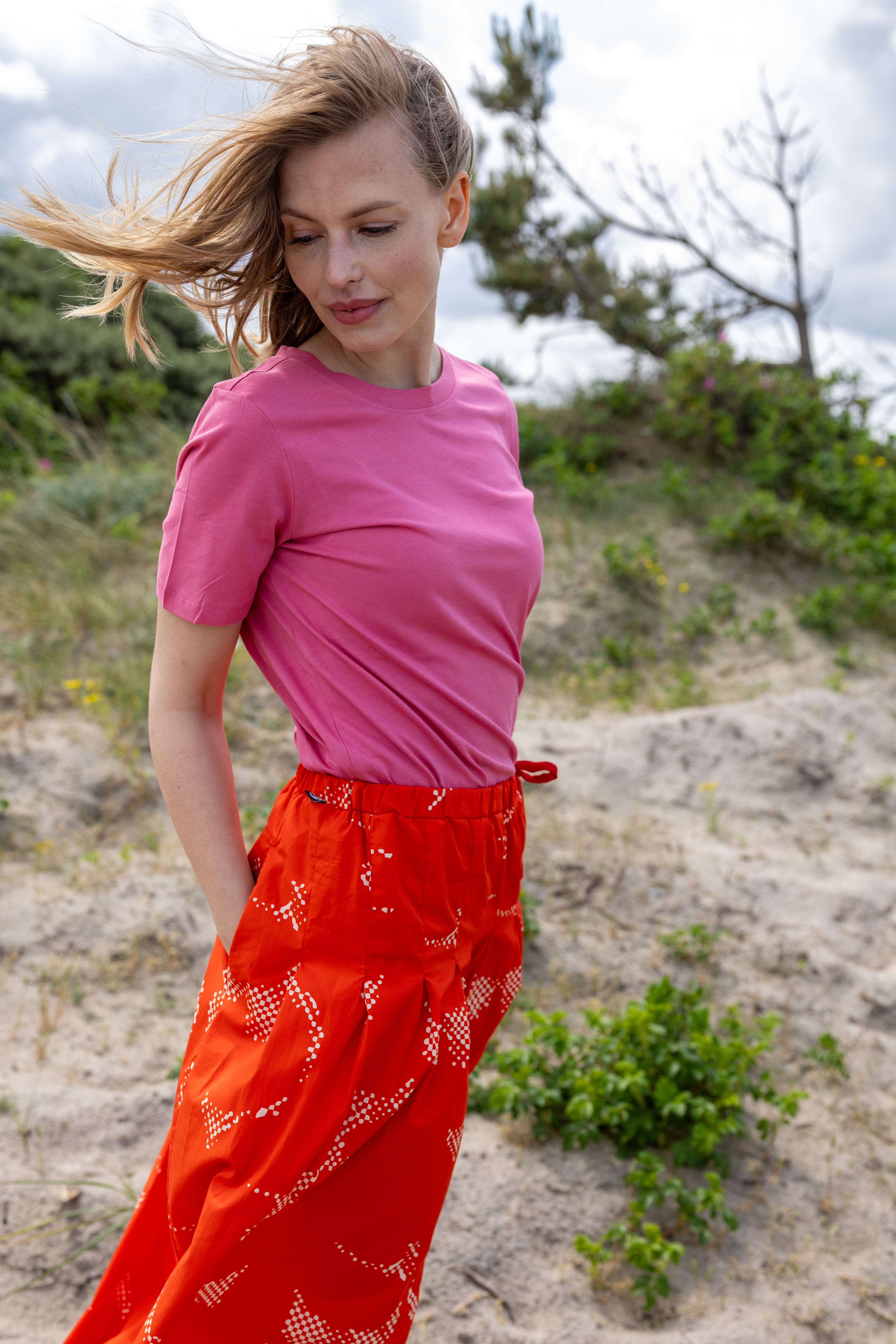 Flot nederdel i rødt og hvidt mønster til kvinder