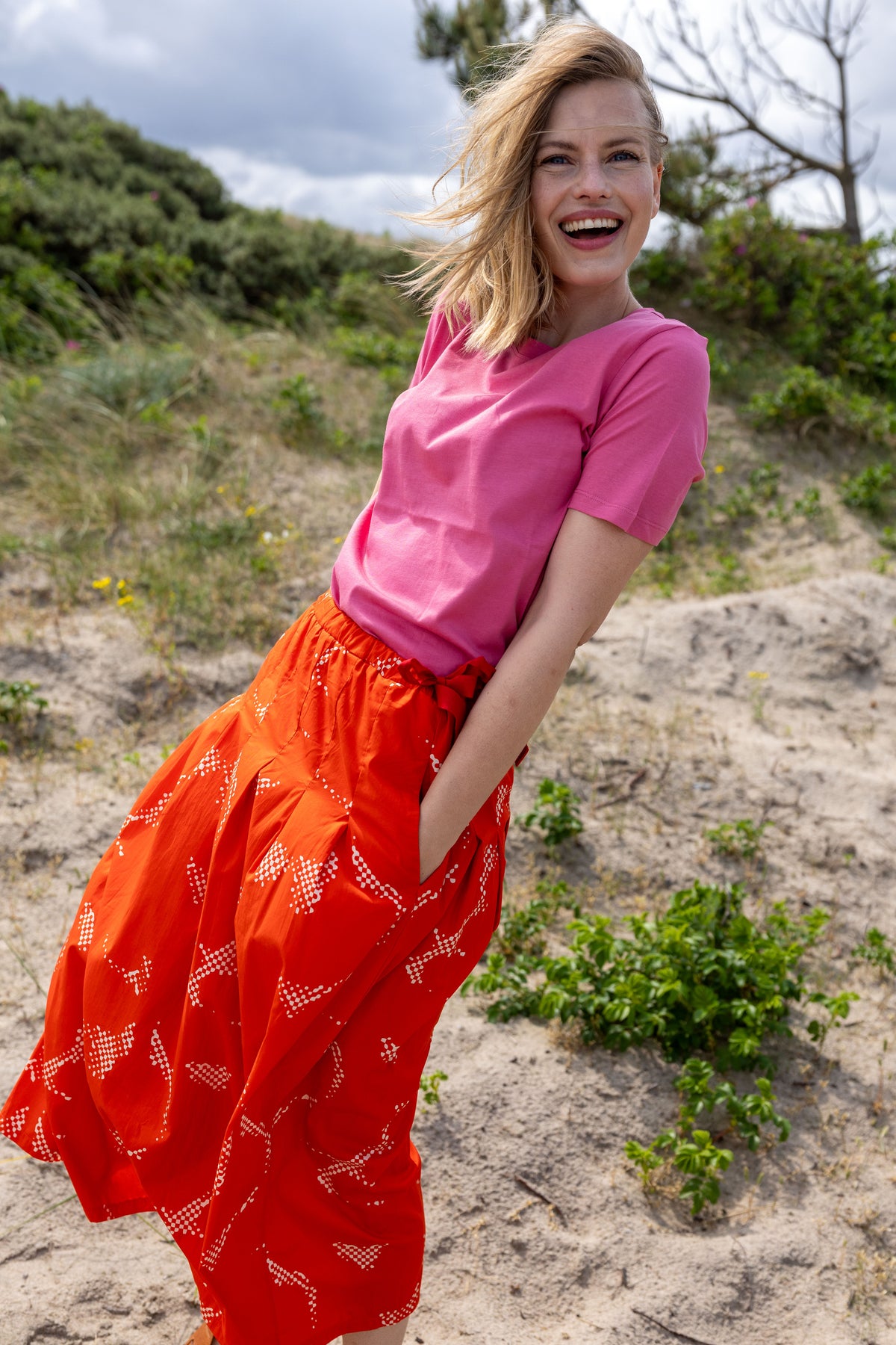 Smart t-shirt i pink og med rund hals til kvinder