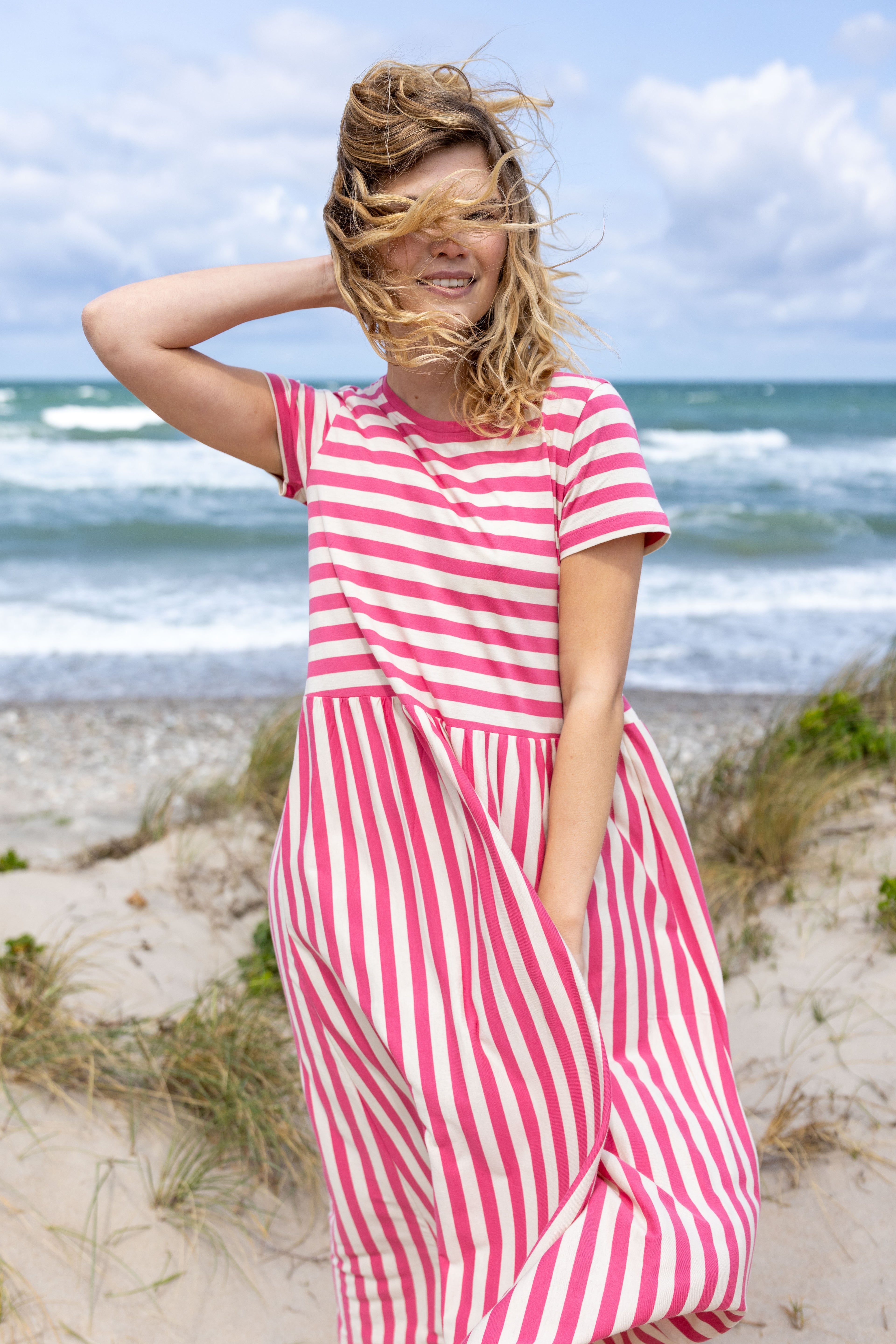 Fin kjole med korte ærmer, skørt med vidde og striber til kvinder