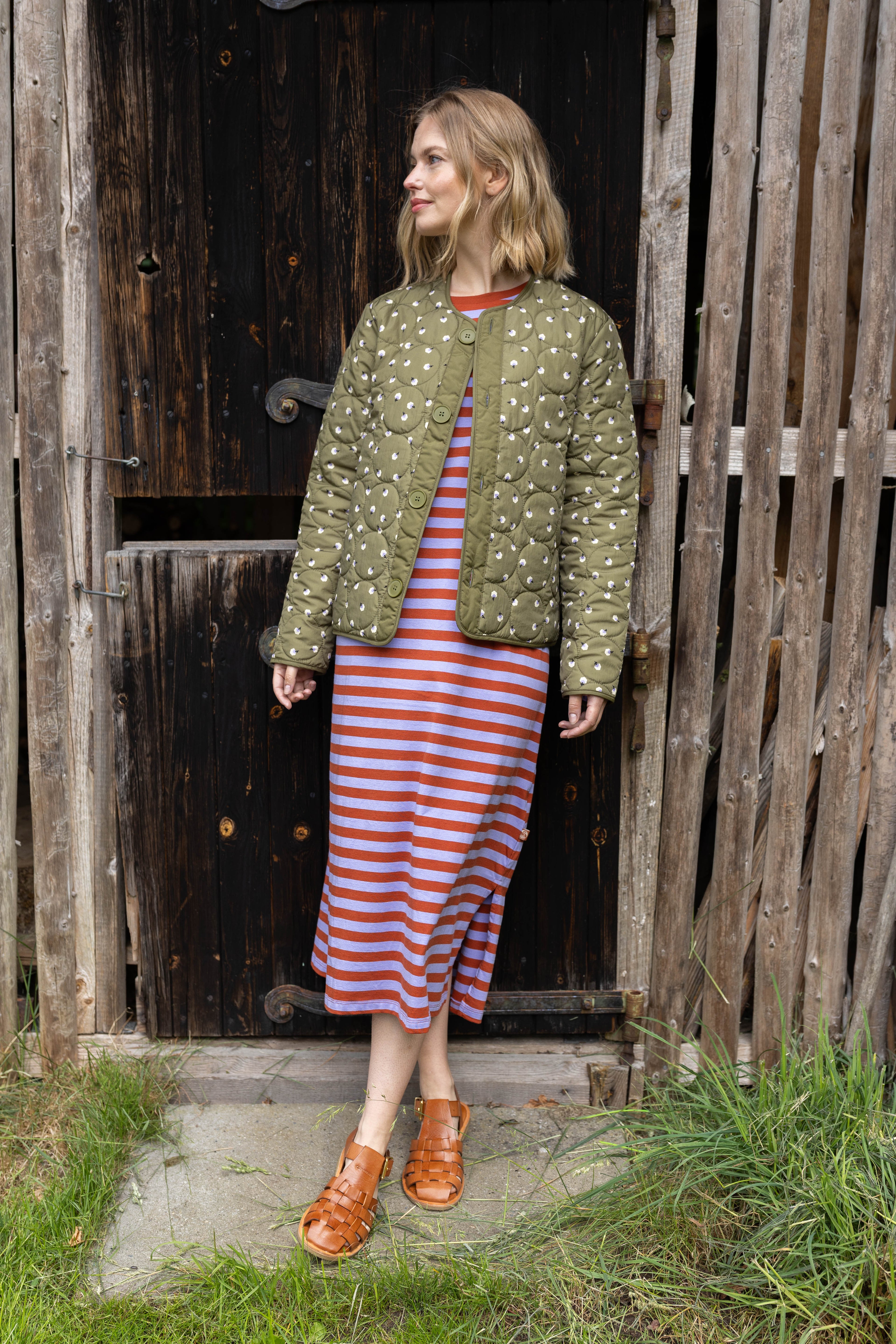 Fin quiltet termojakke i olivengrøn med små blomster til kvinder