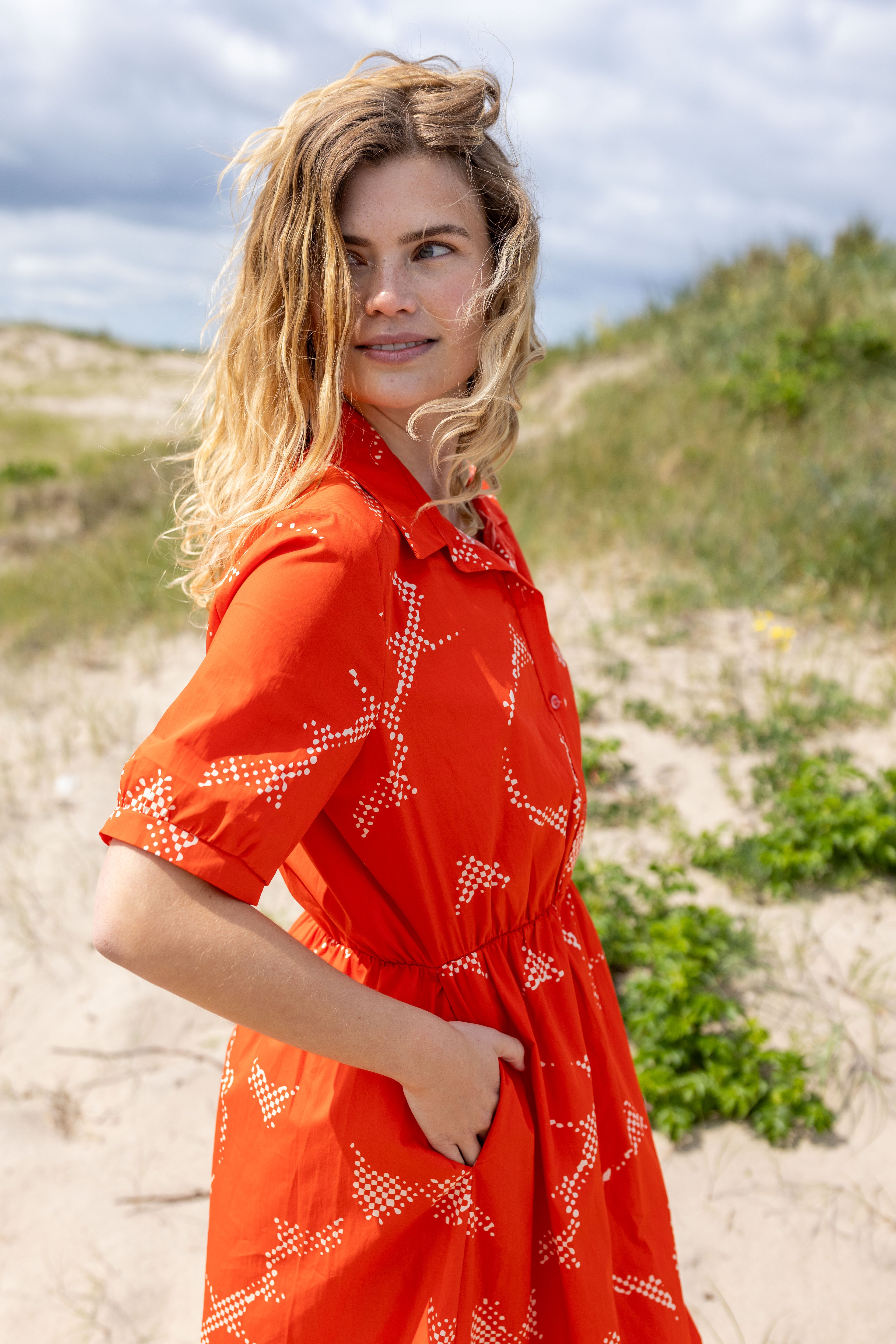 Fin og let mønstret skjortekjole i rød og knækket hvid til kvinder