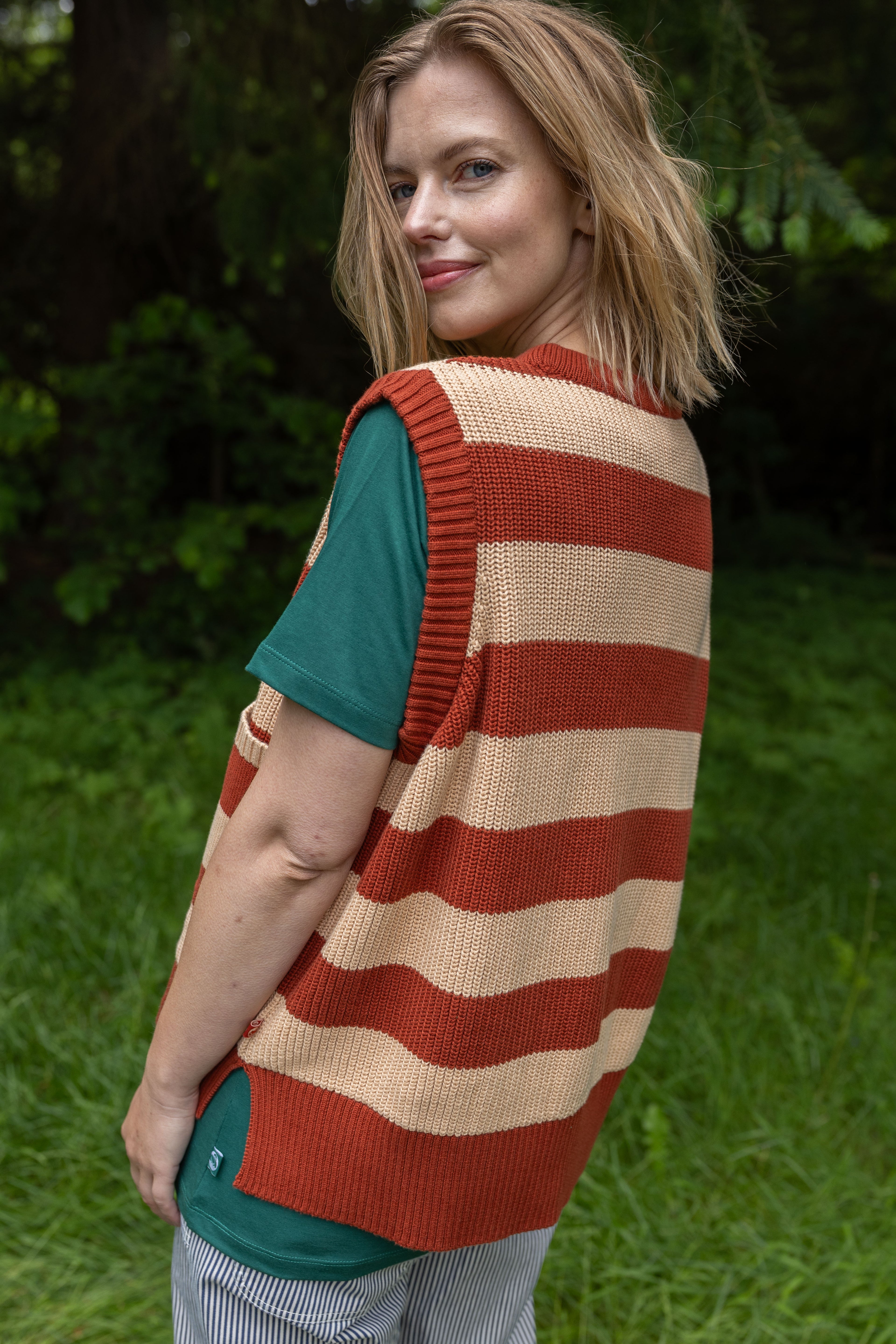 Smart strikket vest med striber i brændt rød og varm sandfarve til kvinder