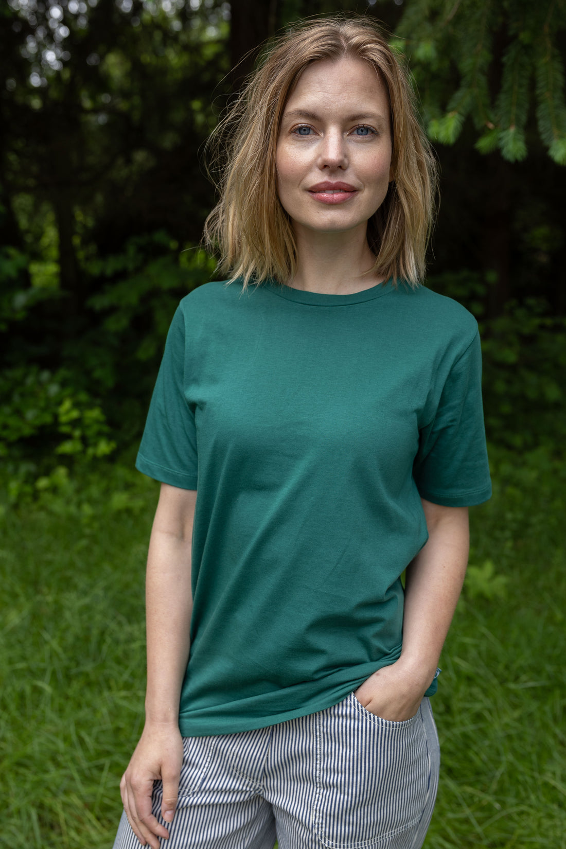 Smart t-shirt i mørkegrøn med rund hals til kvinder