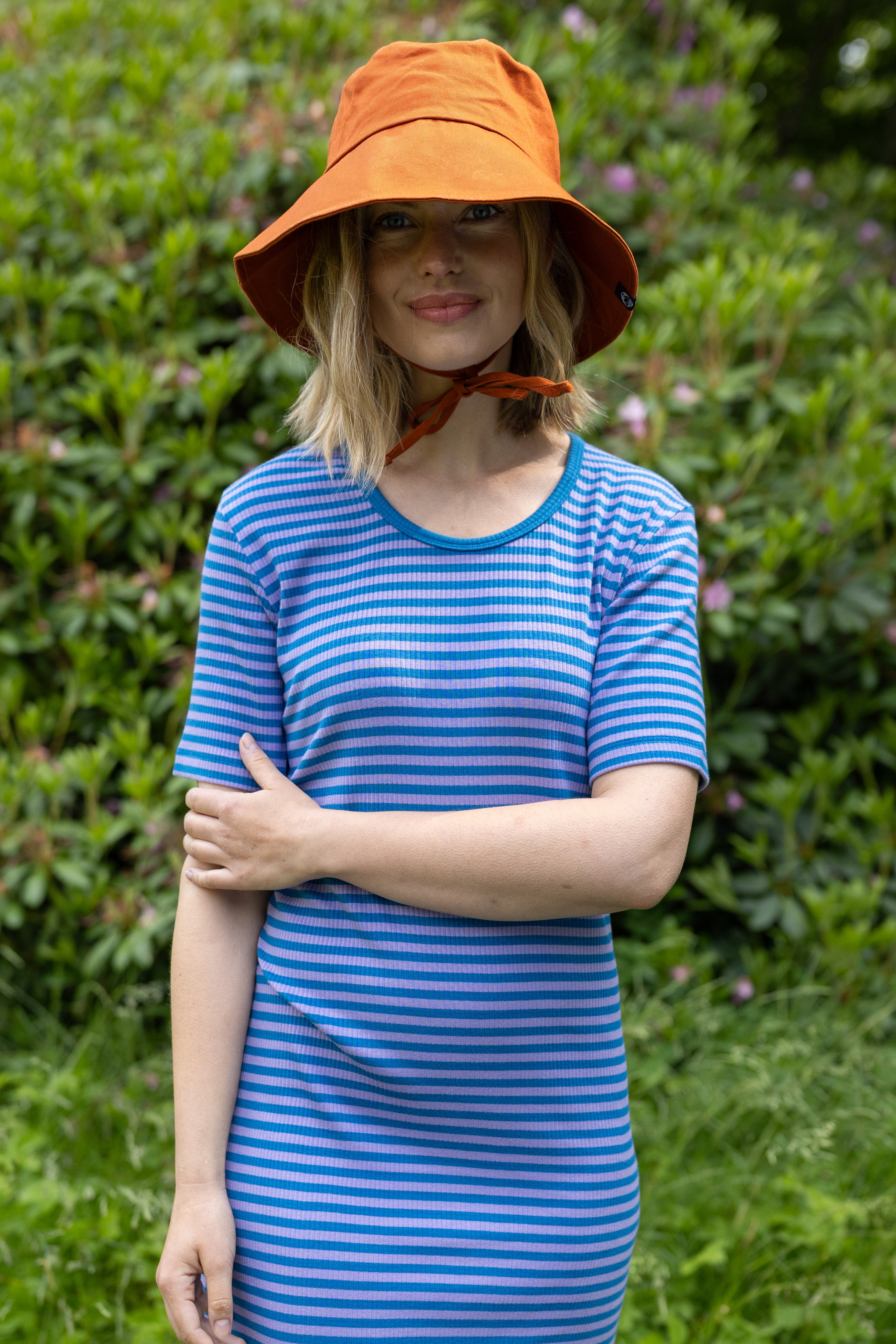 Fin kjole i bomuld og viskose med striber i varm blå og lyslilla til kvinder