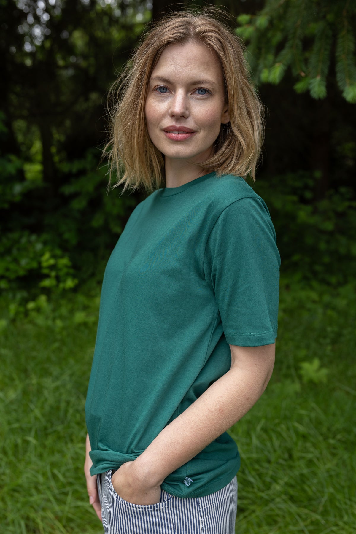 Smart t-shirt i mørkegrøn med rund hals til kvinder