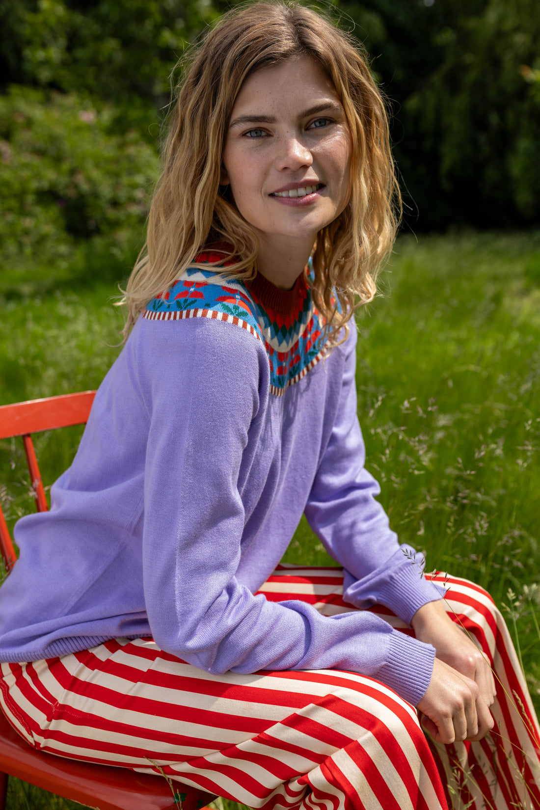 Sød sweater i lyslilla med flotte detaljer og blomstermønster til kvinder