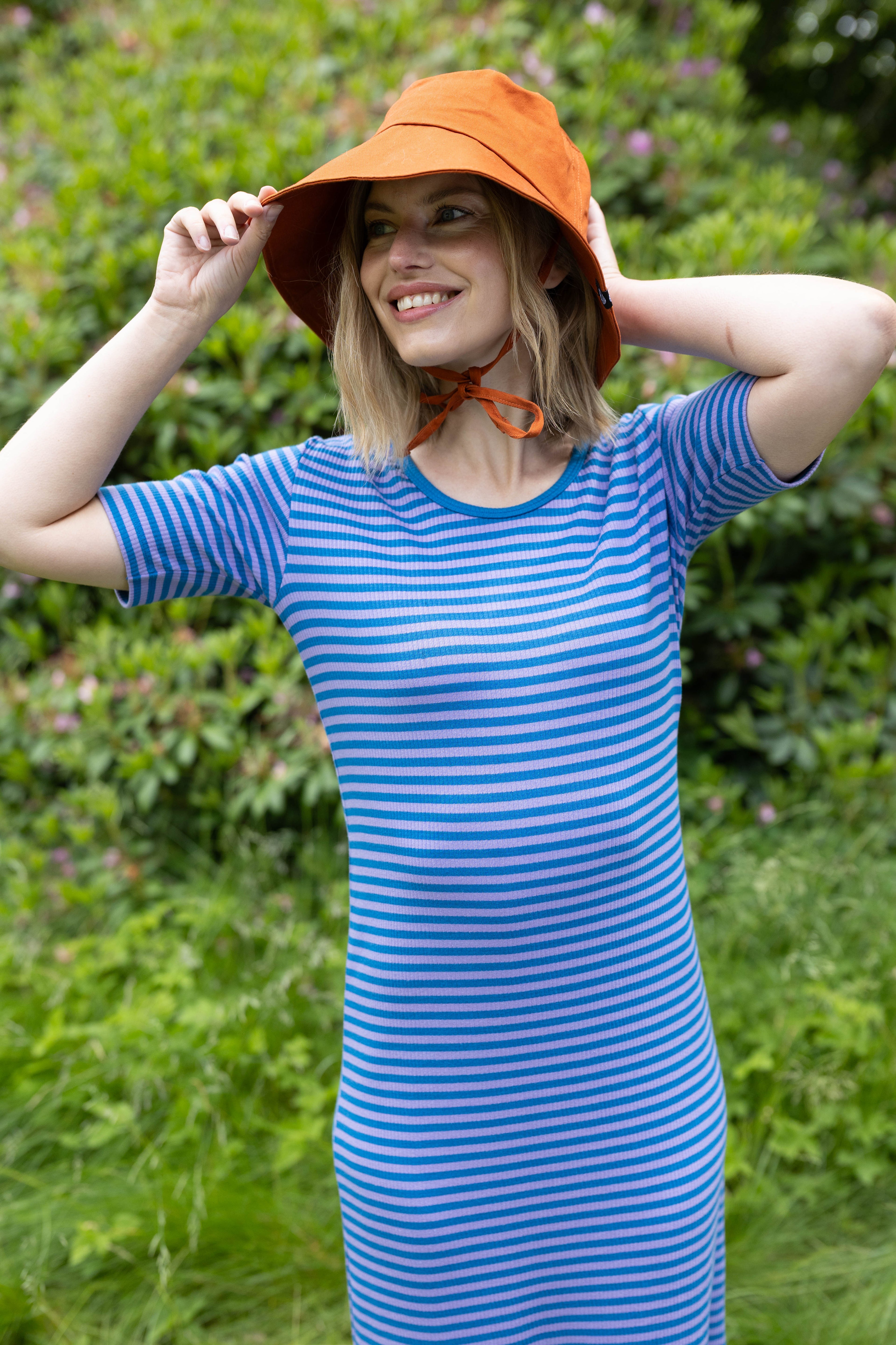 Fin kjole i bomuld og viskose med striber i varm blå og lyslilla til kvinder