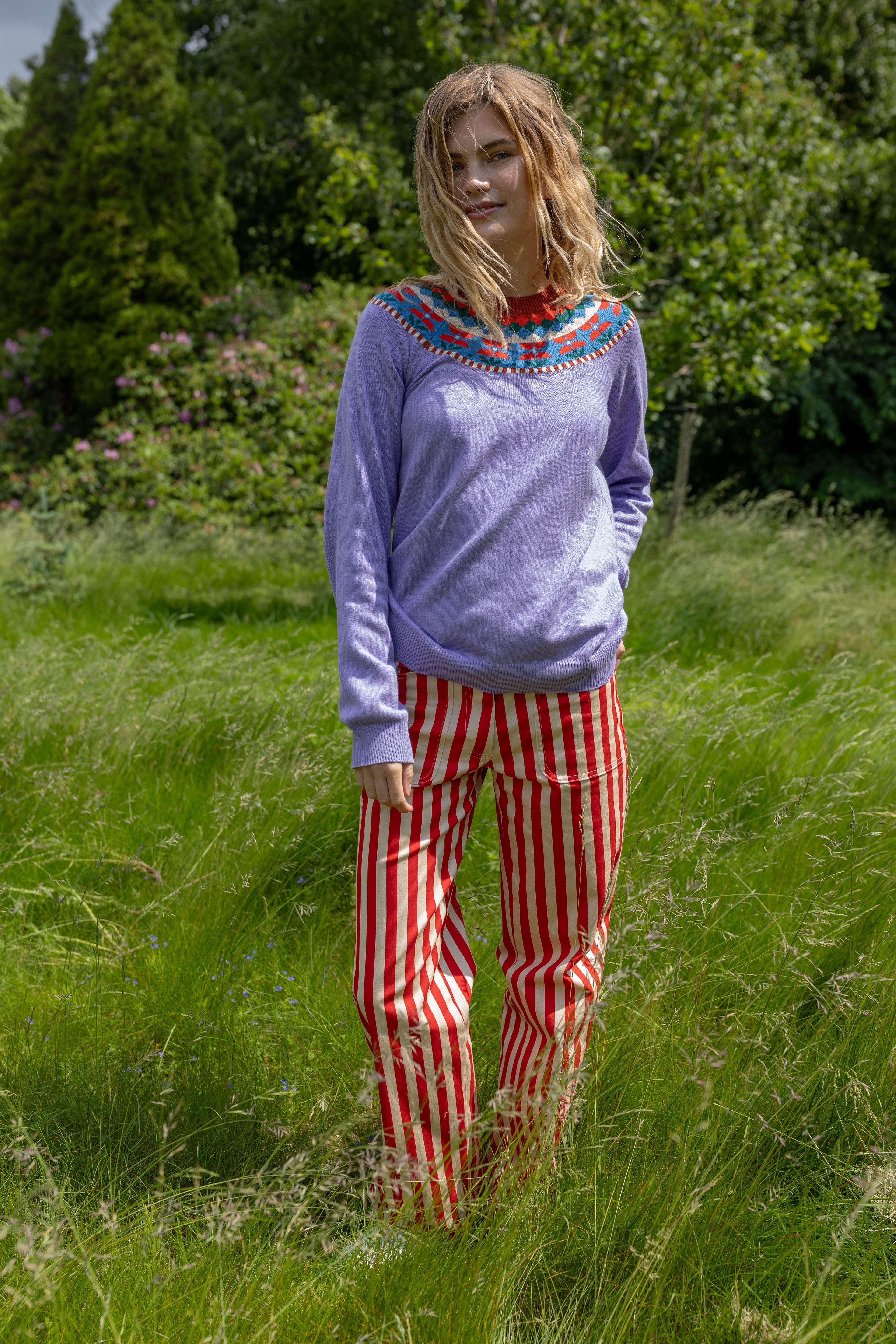 Sød sweater i lyslilla med flotte detaljer og blomstermønster til kvinder