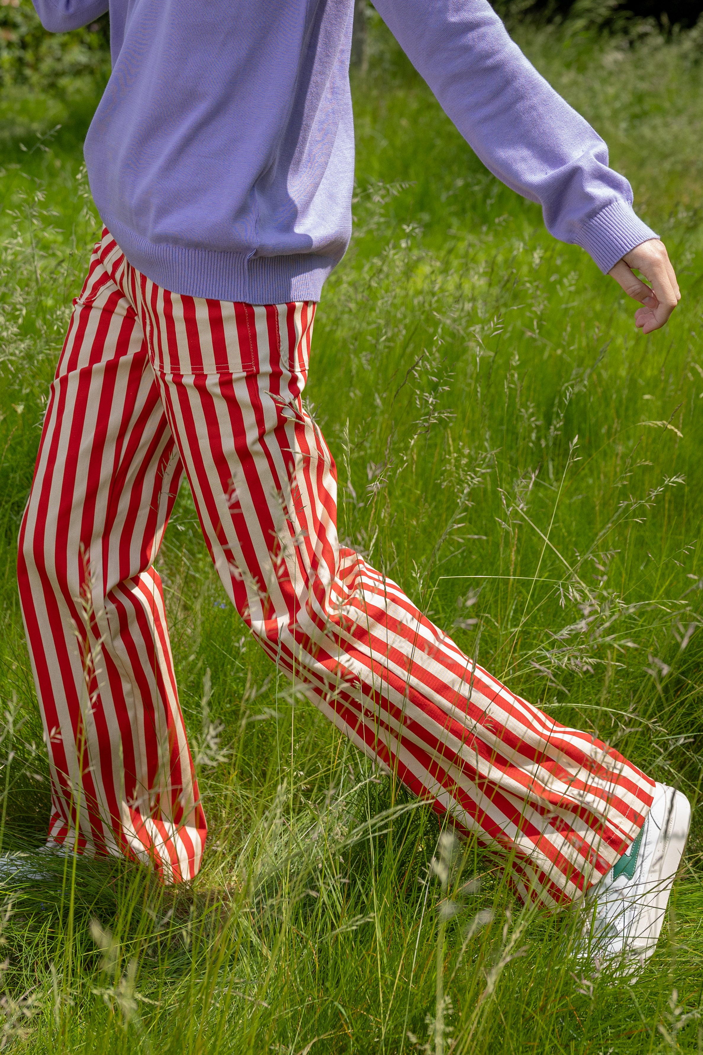 Smarte bukser i bomuldscanvas med røde og hvide striber til kvinder