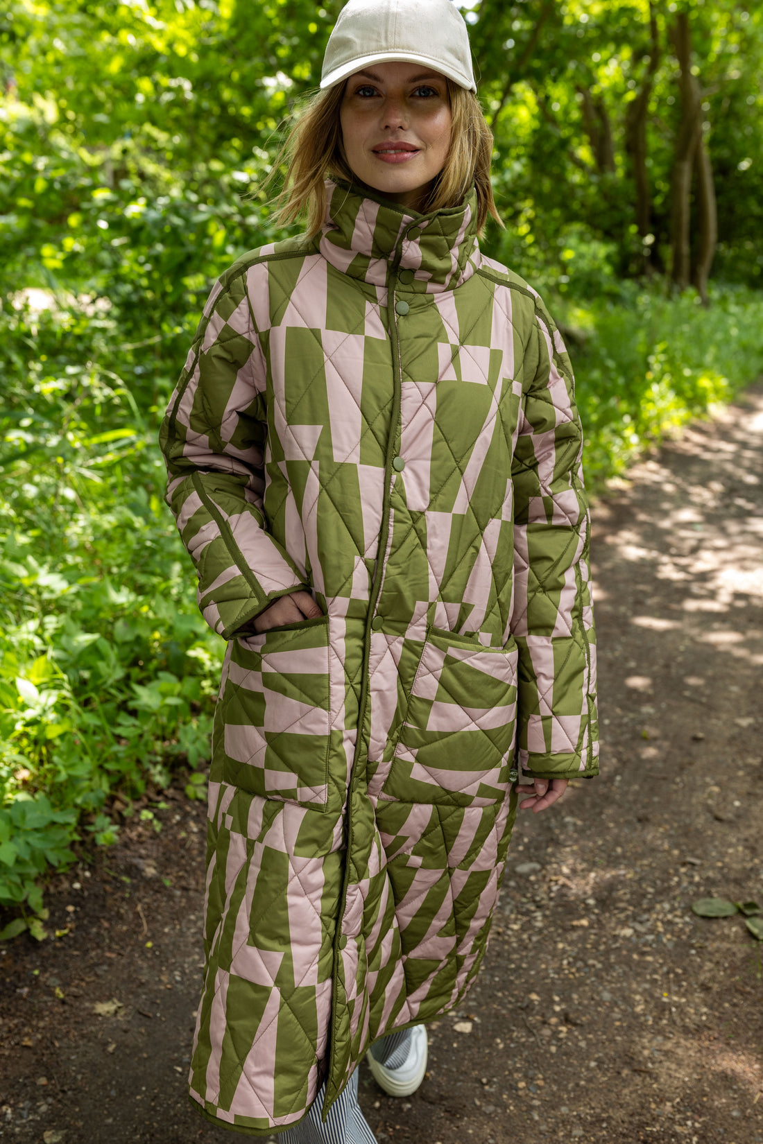 Lang quiltet termojakke i rosa og olivengrønt mønster til kvinder