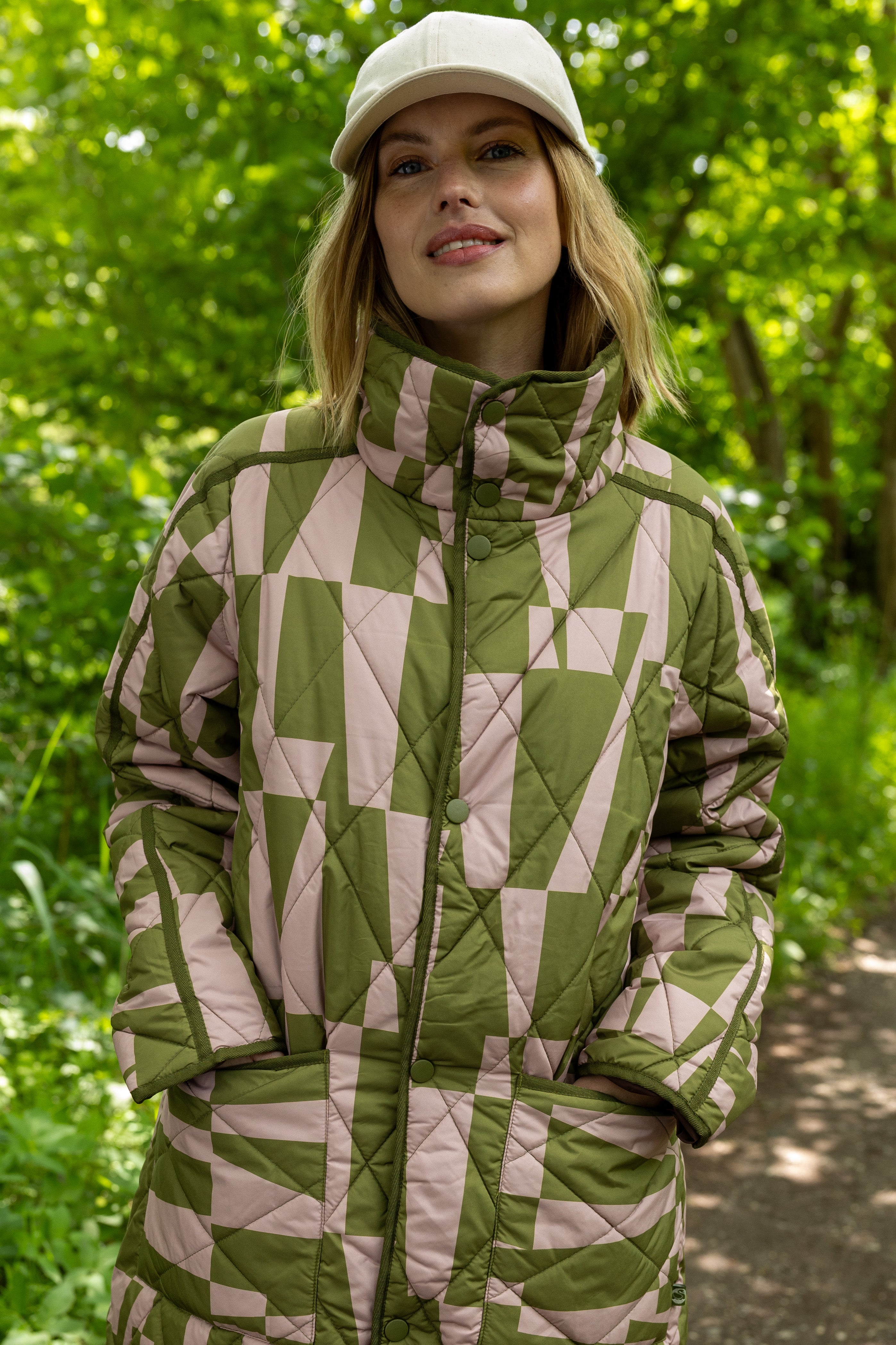 Lang quiltet termojakke i rosa og olivengrønt mønster til kvinder