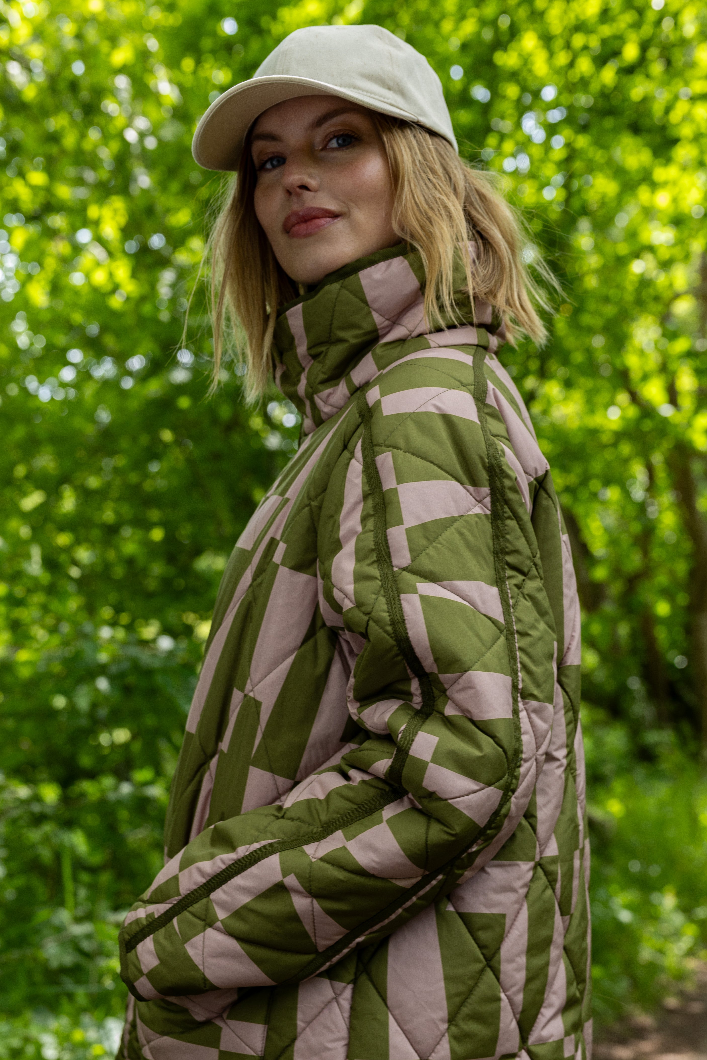 Lang quiltet termojakke i rosa og olivengrønt mønster til kvinder