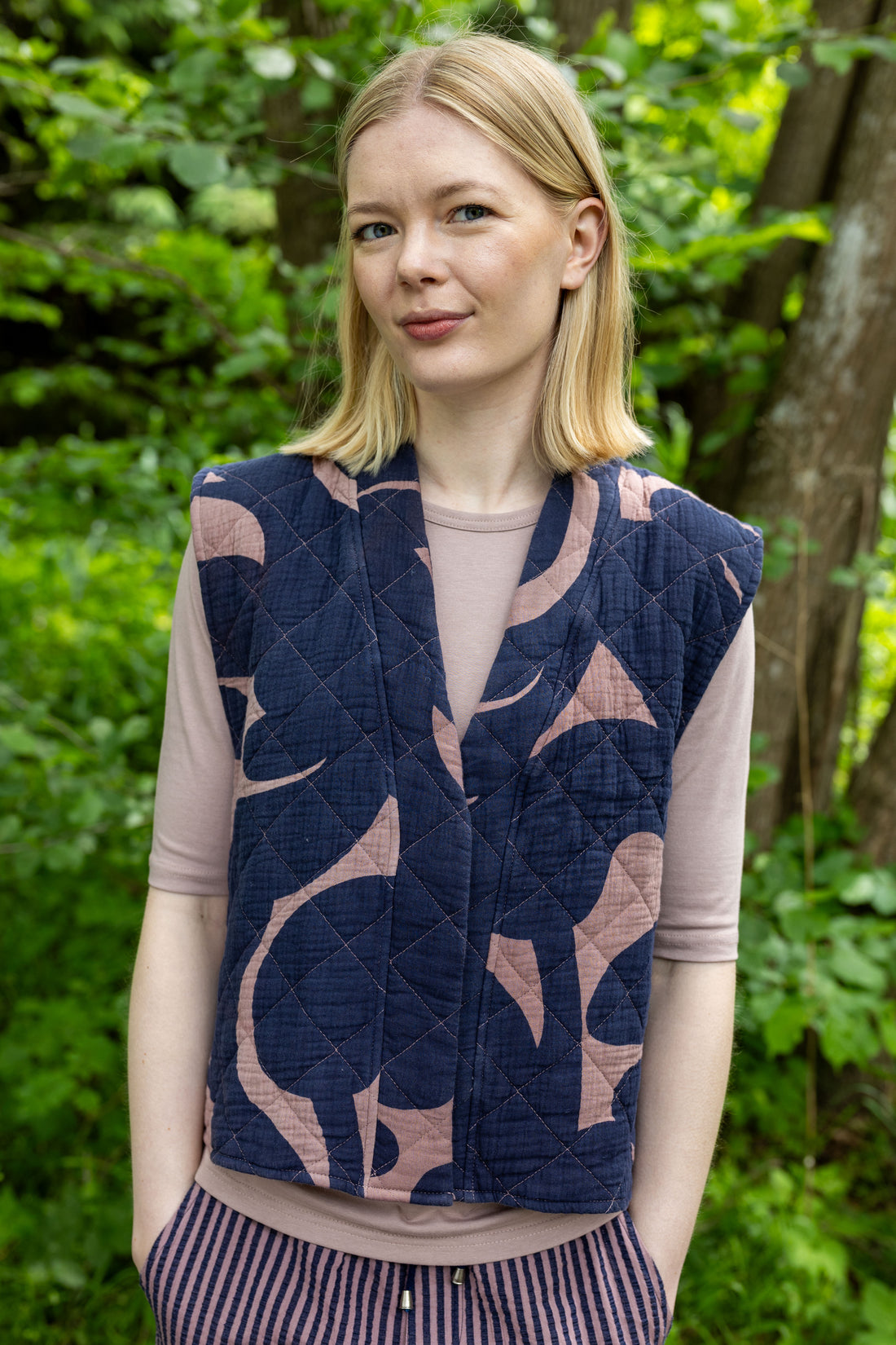 Smuk quiltet vest i fint mønster og flotte farver til kvinder