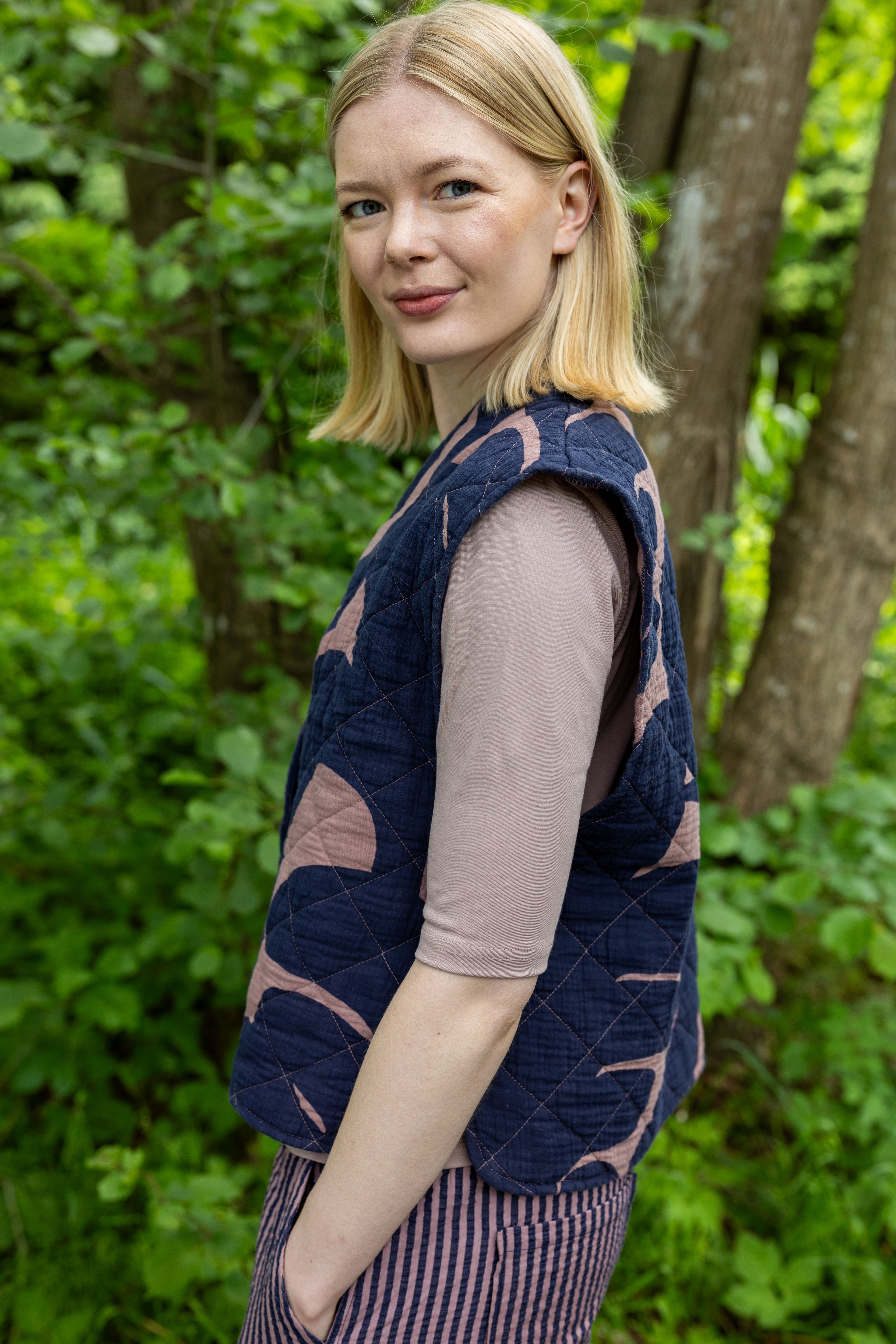 Smuk quiltet vest i fint mønster og flotte farver til kvinder