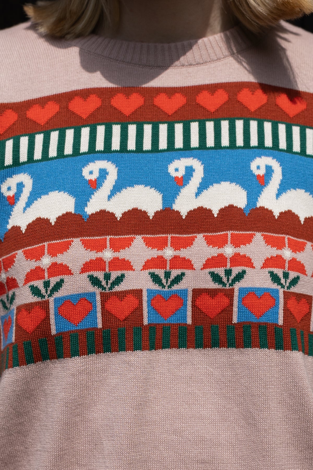 Fin sweater i støvet rosa med flot mønster af svaner og hjerter til kvinder
