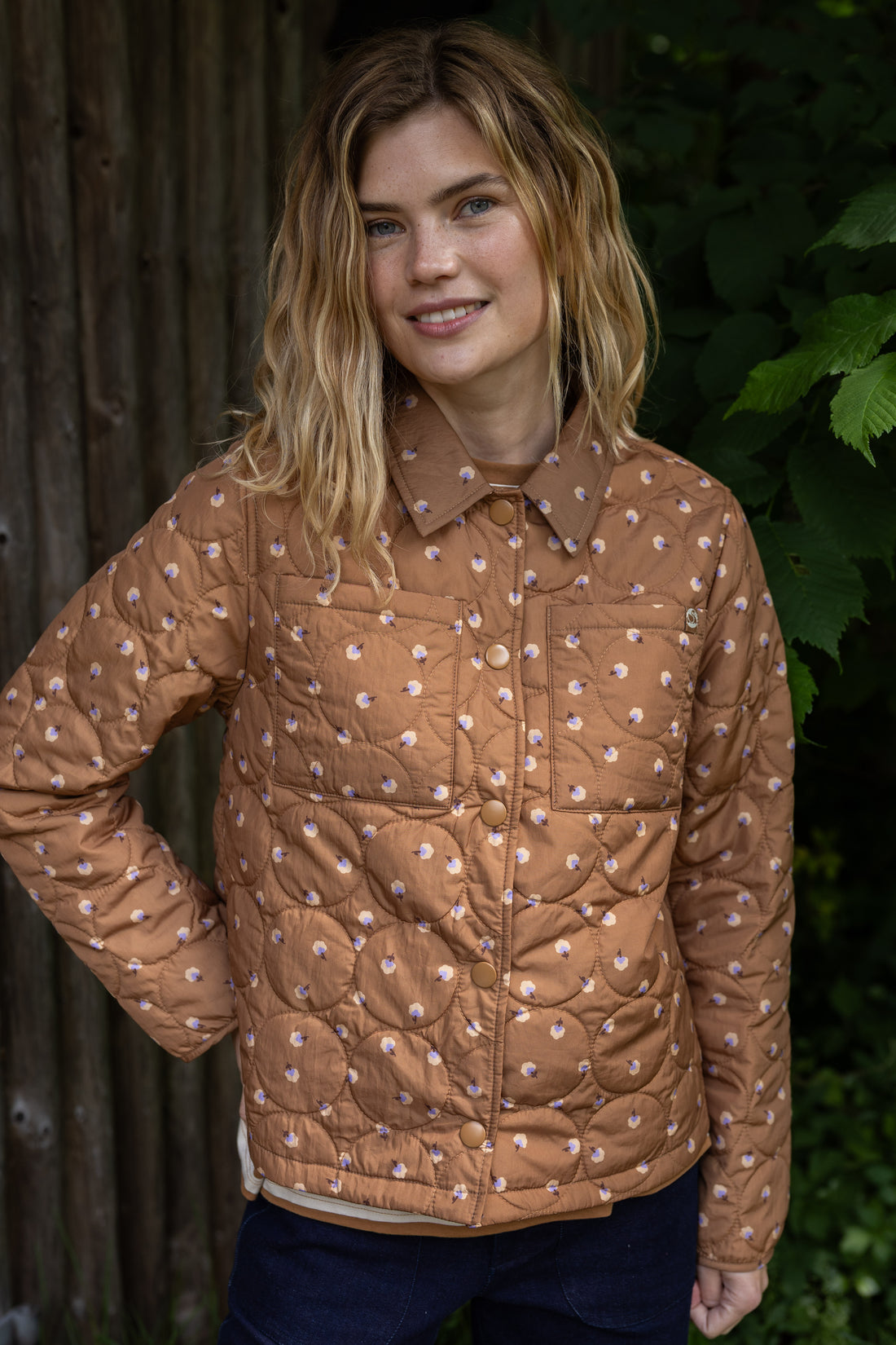 Fin quiltet termojakke i mokka med sødt blomsterprint til kvinder-1