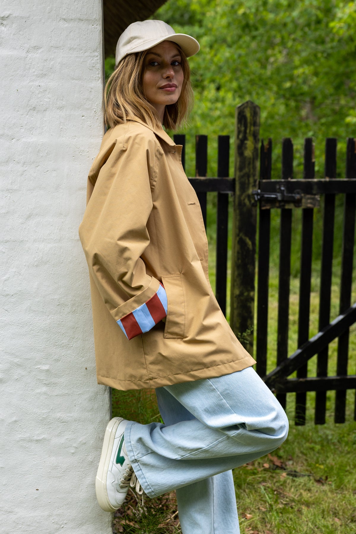 Elegant kort trenchcoat i beige med stribet for til kvinder