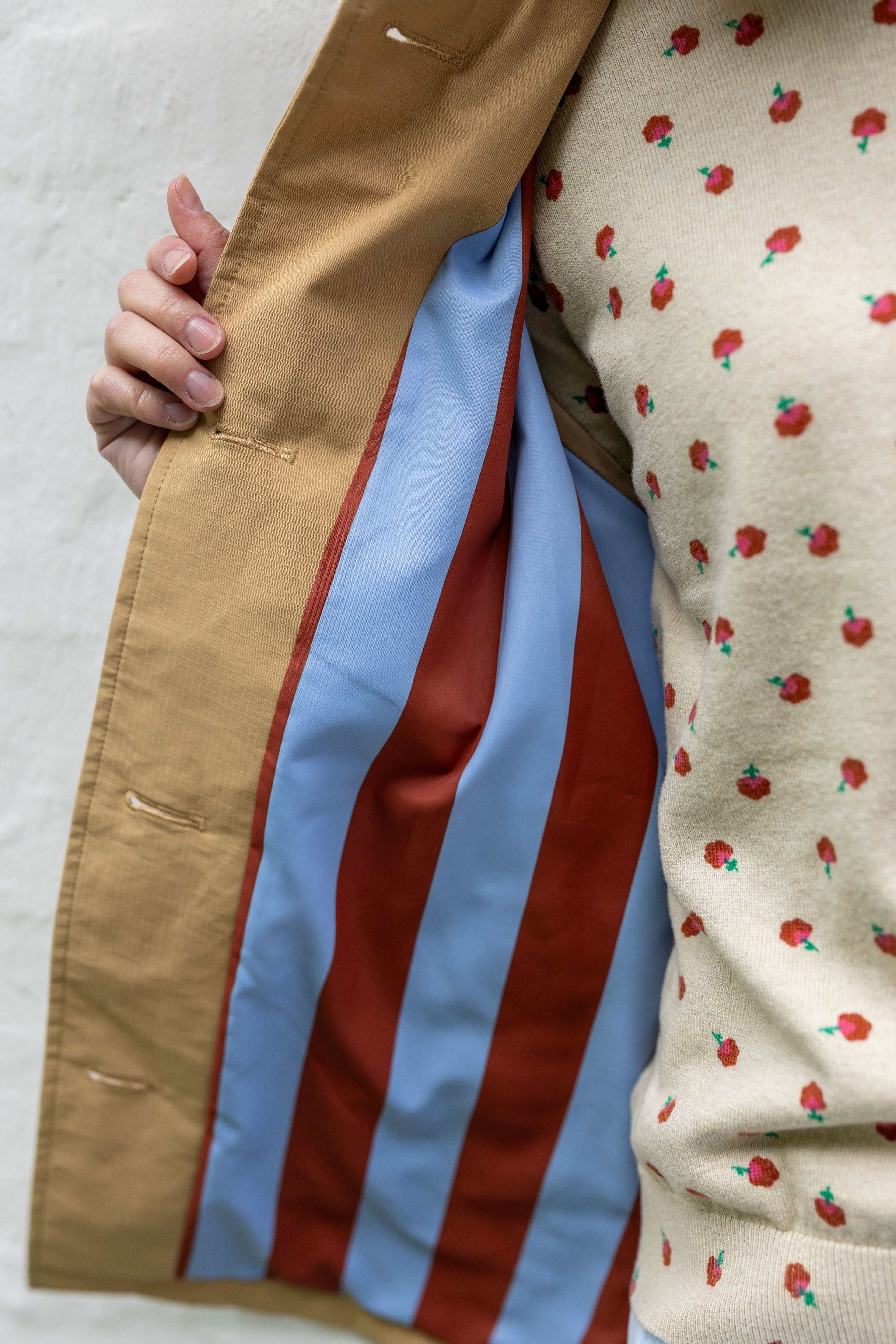 Elegant kort trenchcoat i beige med stribet for til kvinder