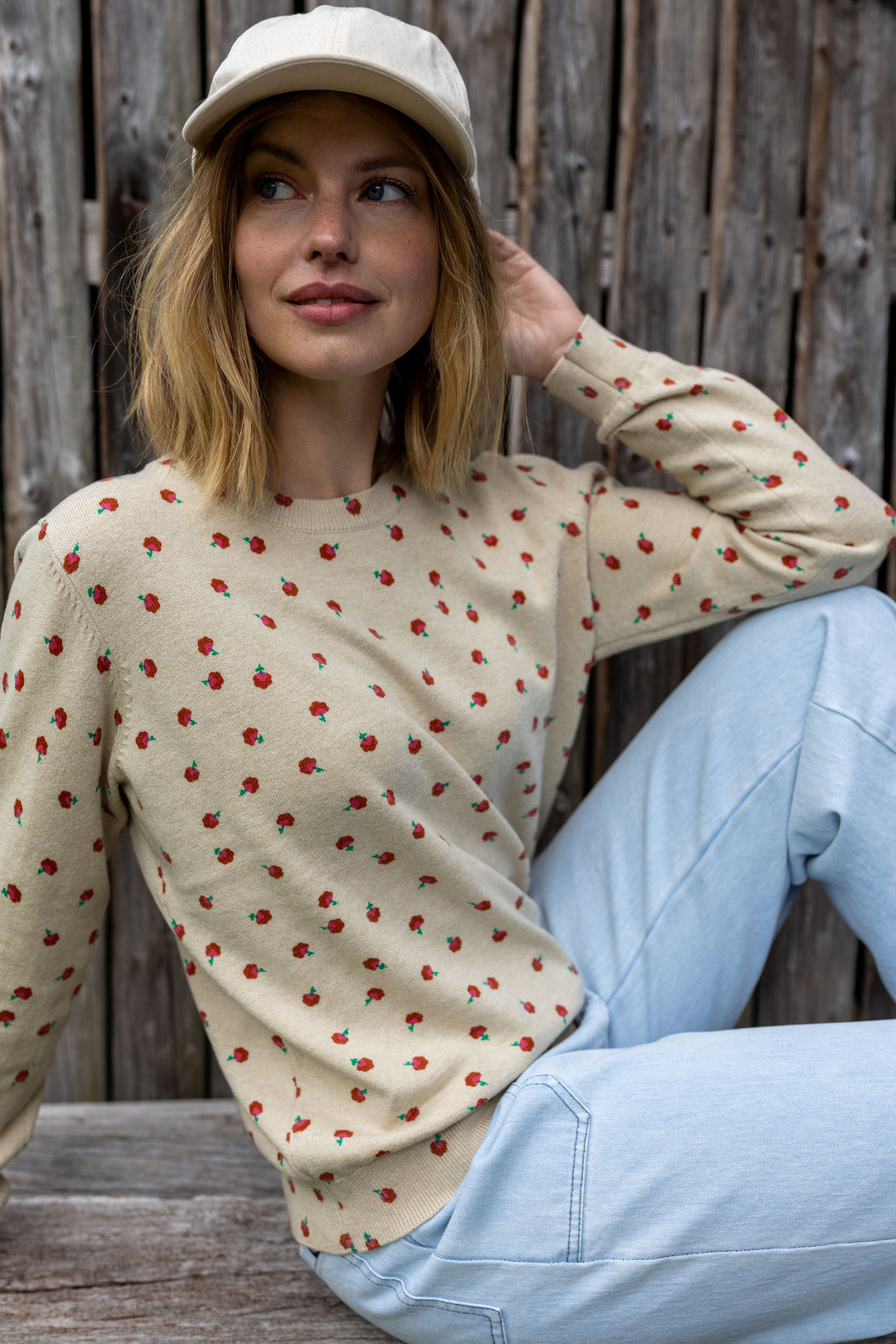 Fin beige sweater i uldmix og med sødt blomstermønster til kvinder