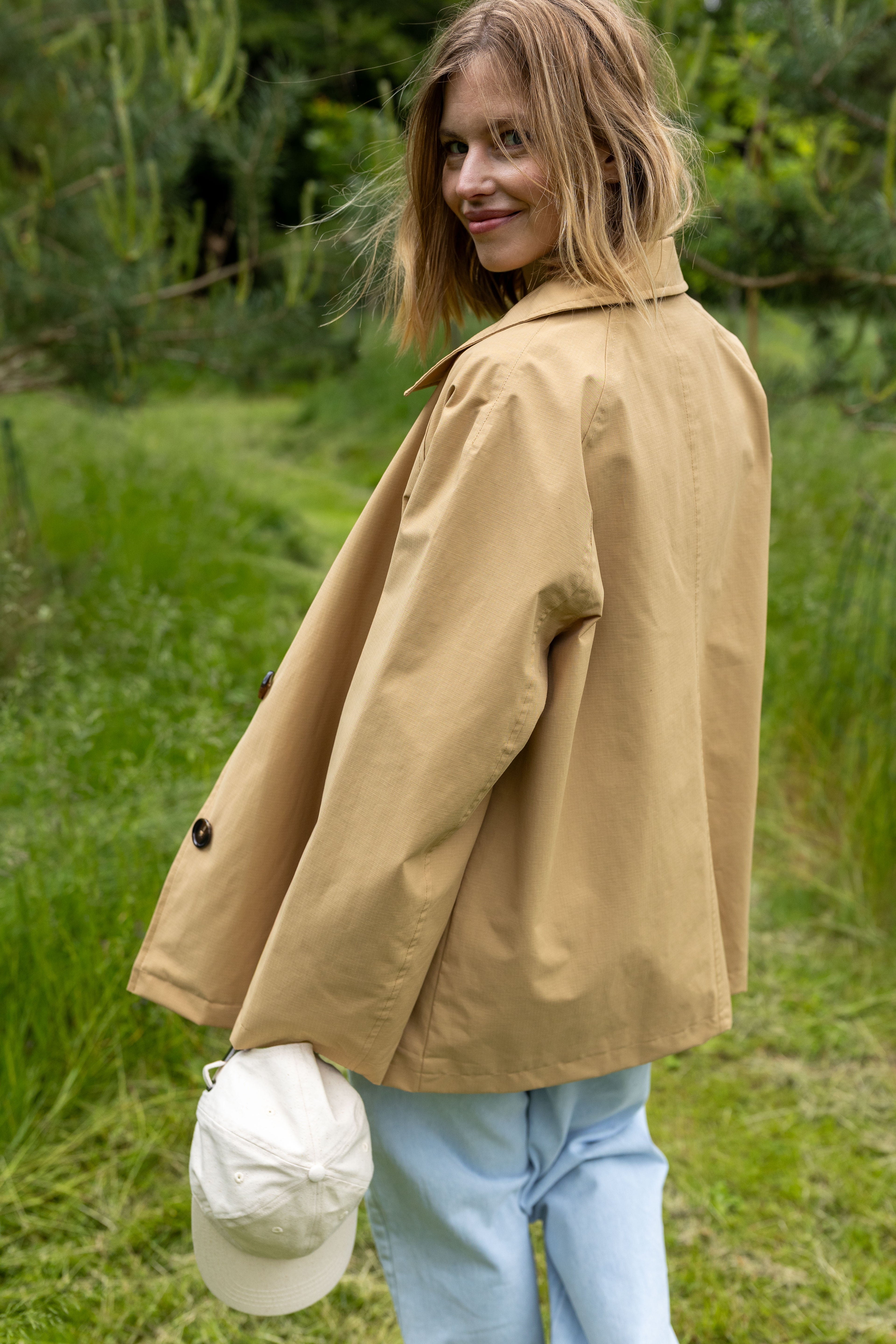 Elegant kort trenchcoat i beige med stribet for til kvinder