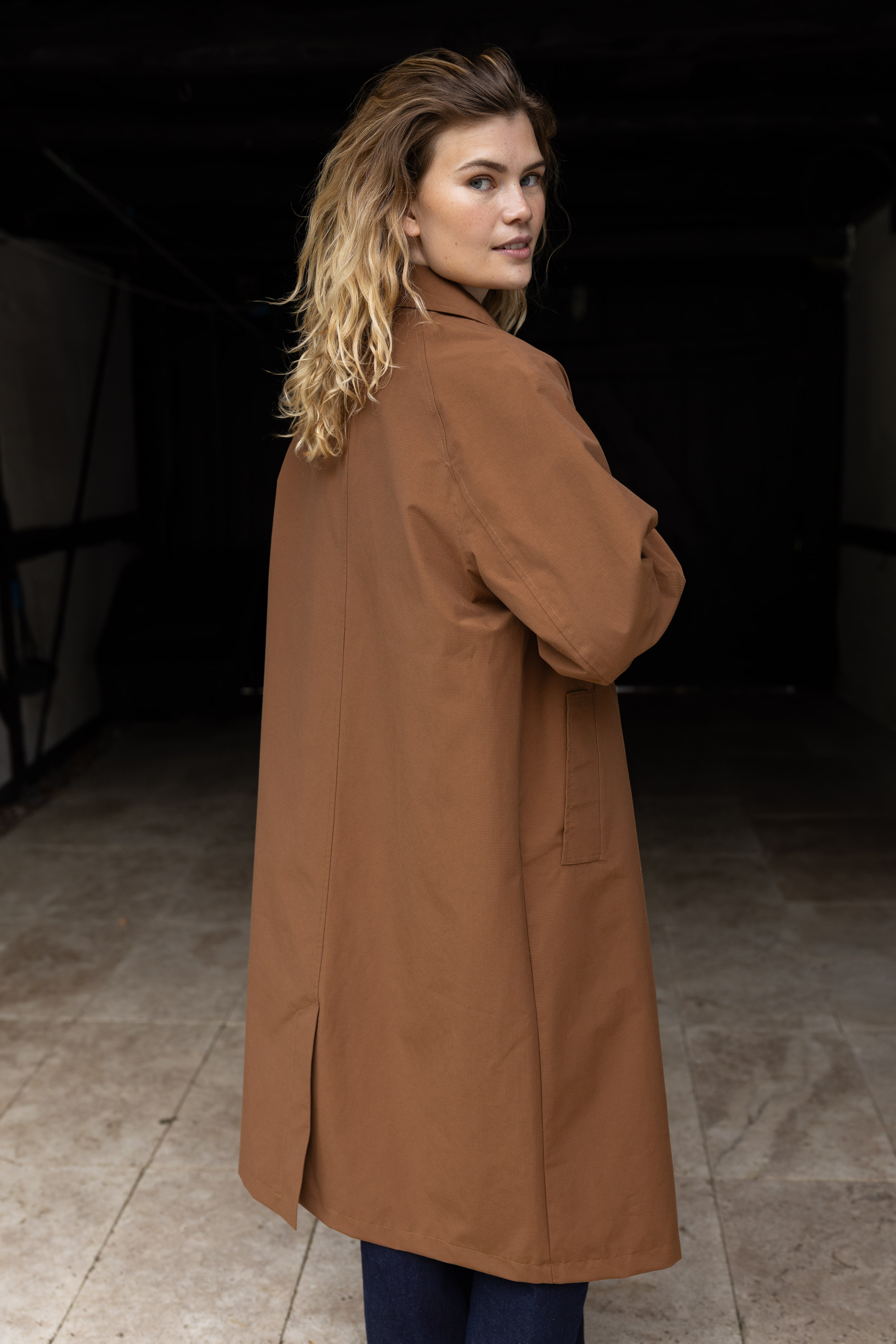 Elegant brun trenchcoat til kvinder med mønstret for