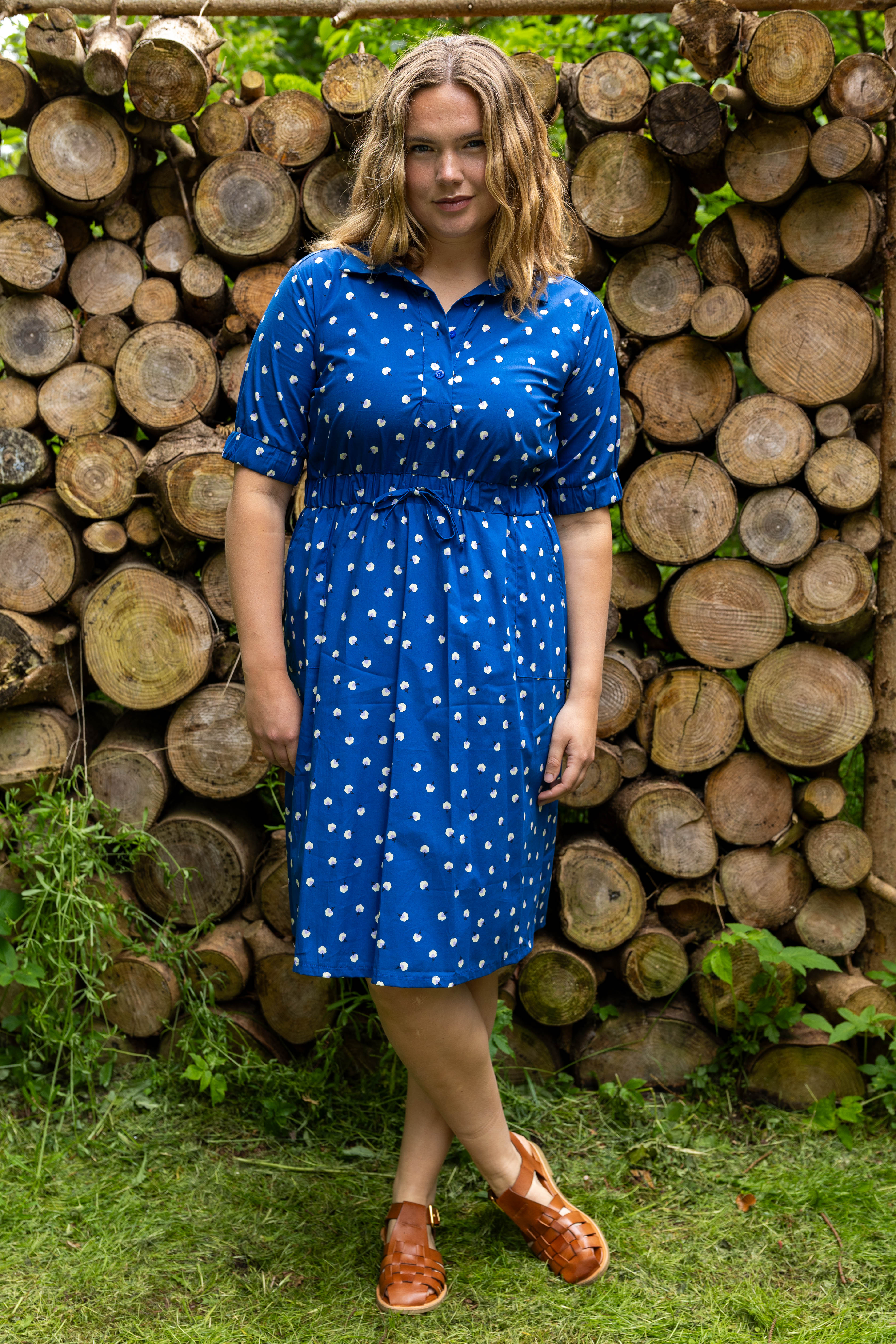 Fin skjortekjole i mørkeblå med blomsterinspireret mønster til kvinder