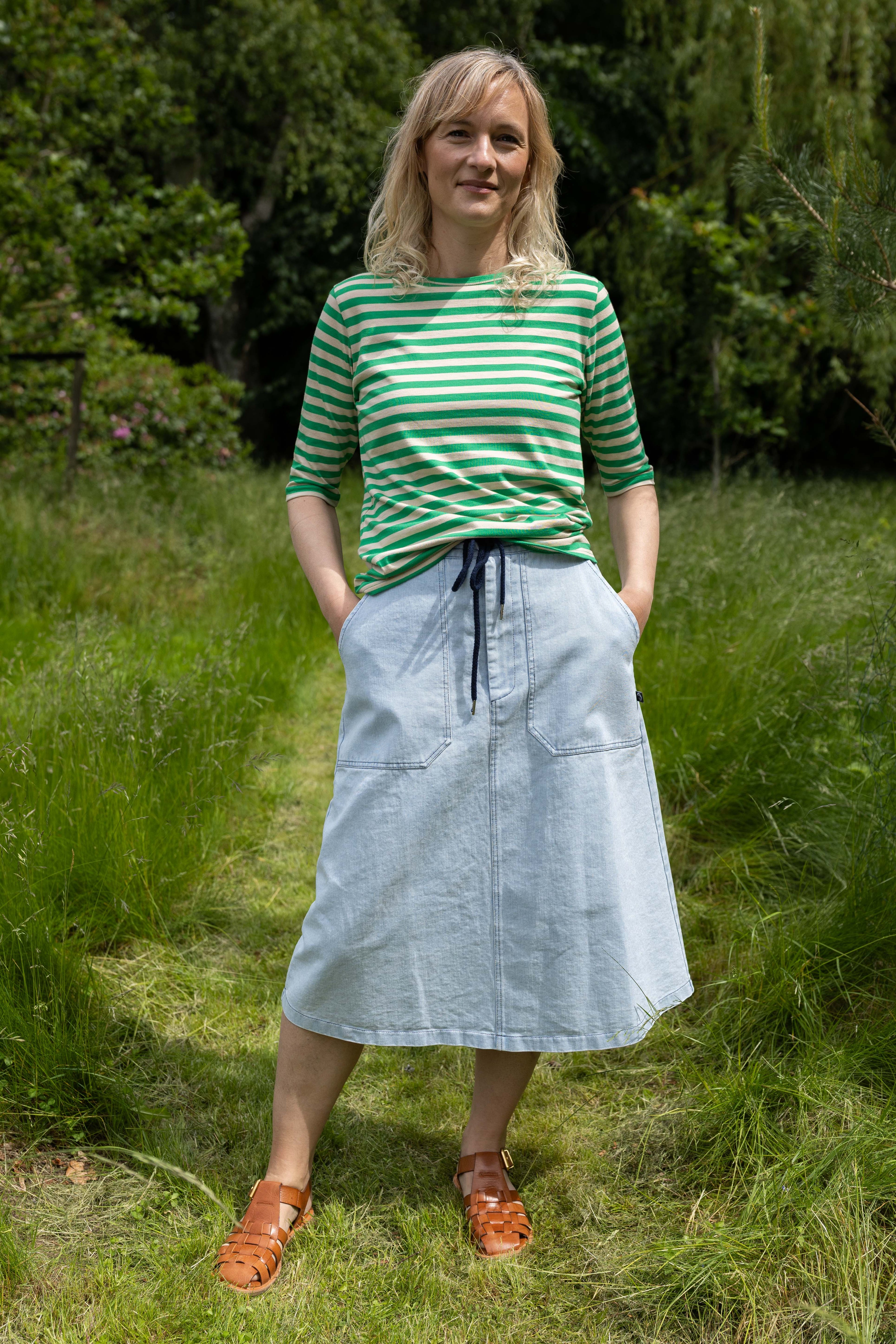 Lækker t-shirt med striber i grøn og beige til kvinder