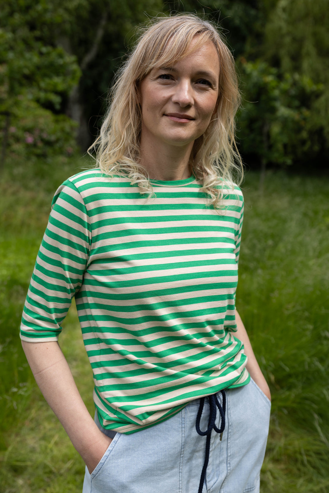 Lækker t-shirt med striber i grøn og beige til kvinder