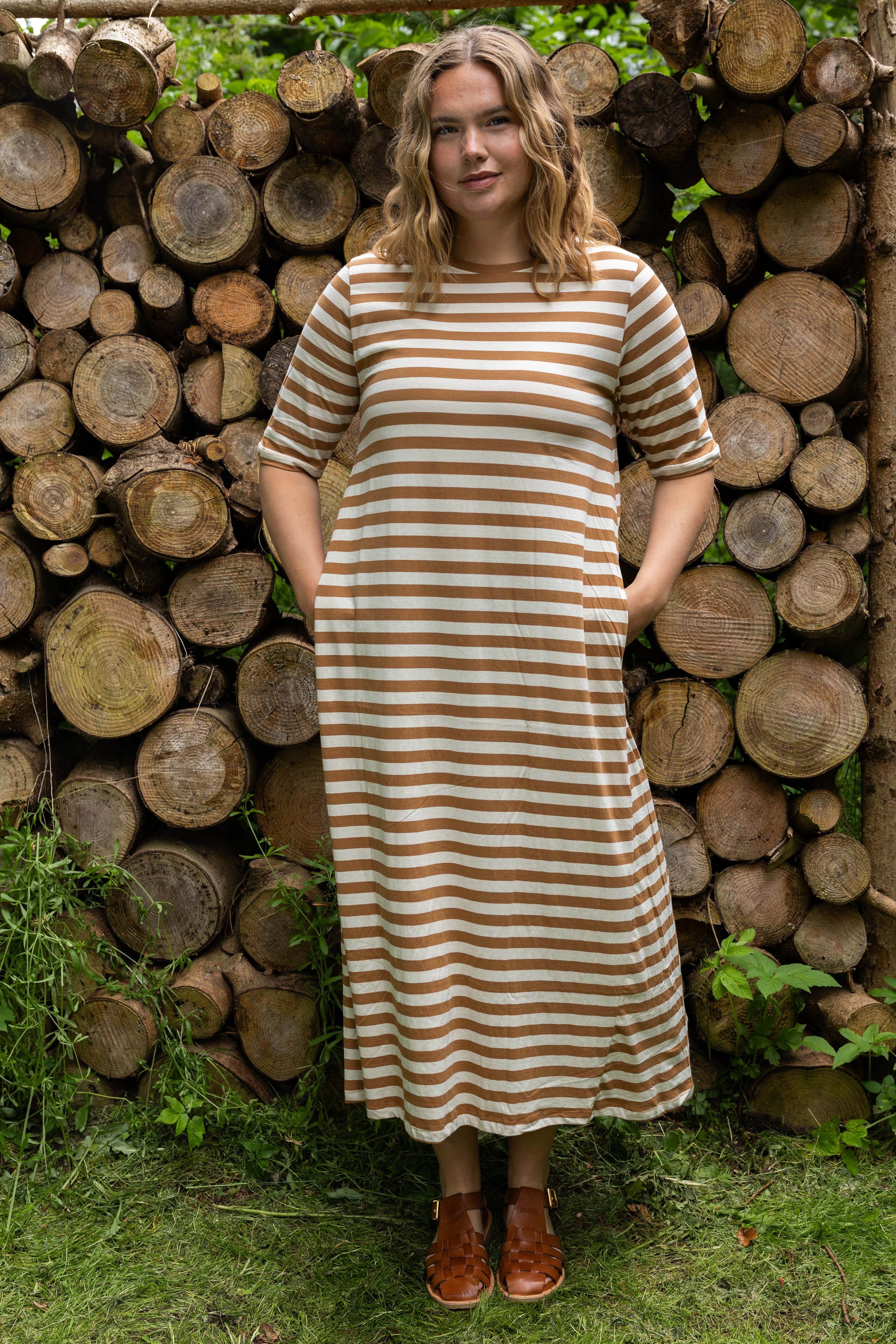 Klassisk kjole med t-shirt ærmer og striber i beige og mokka til kvinder