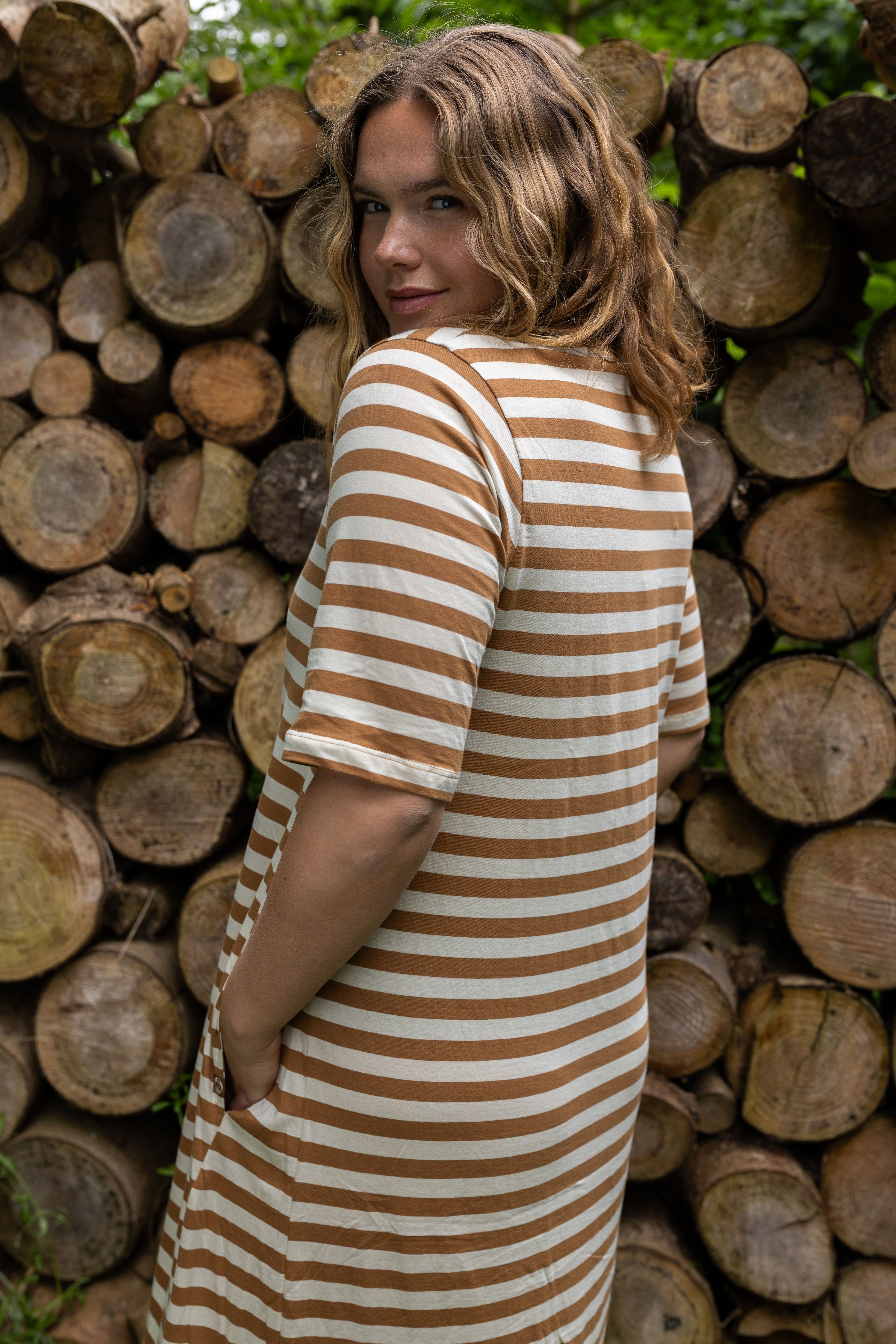 Klassisk kjole med t-shirt ærmer og striber i beige og mokka til kvinder