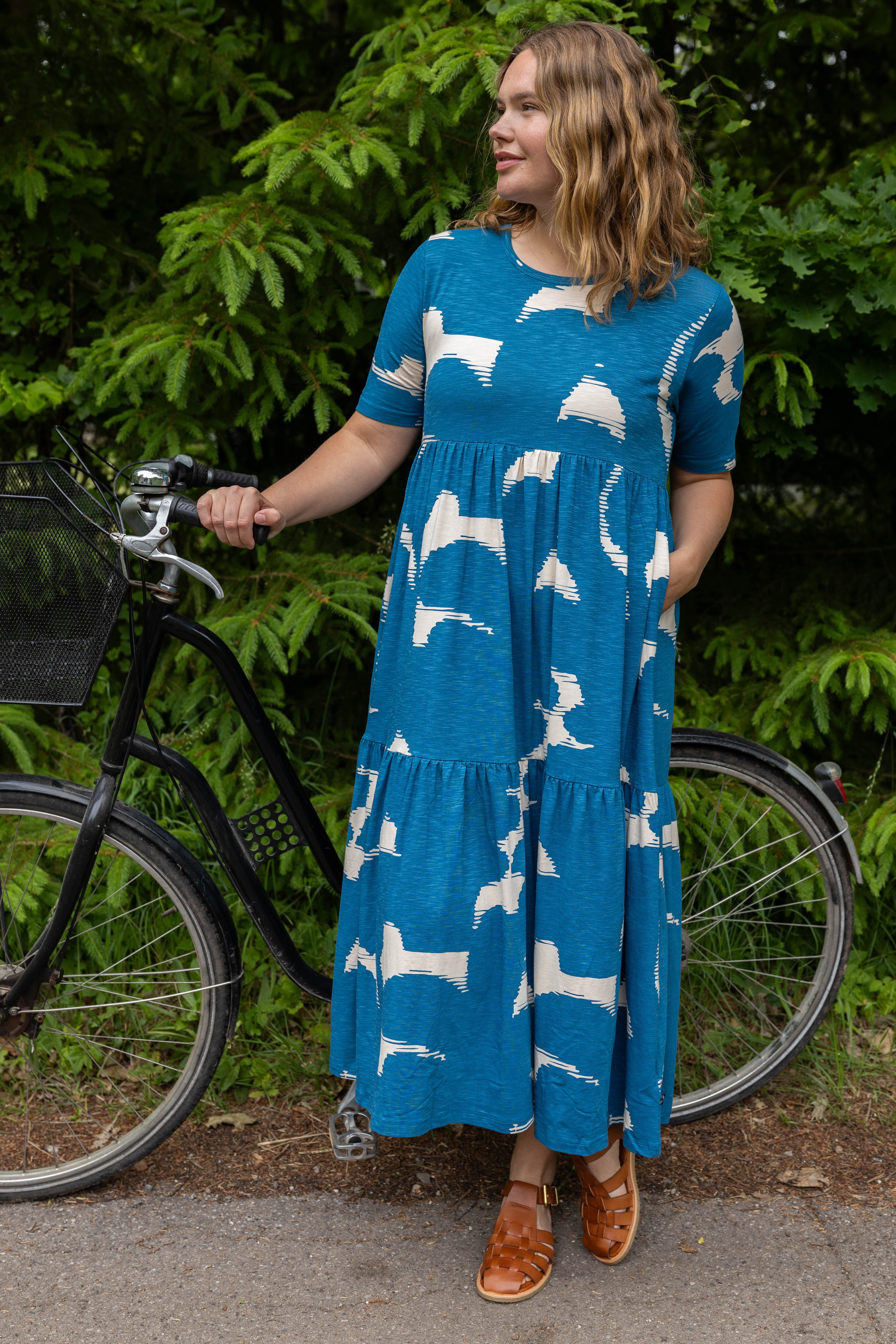 Skøn kjole med mønster i varm blå og lys beige til kvinder