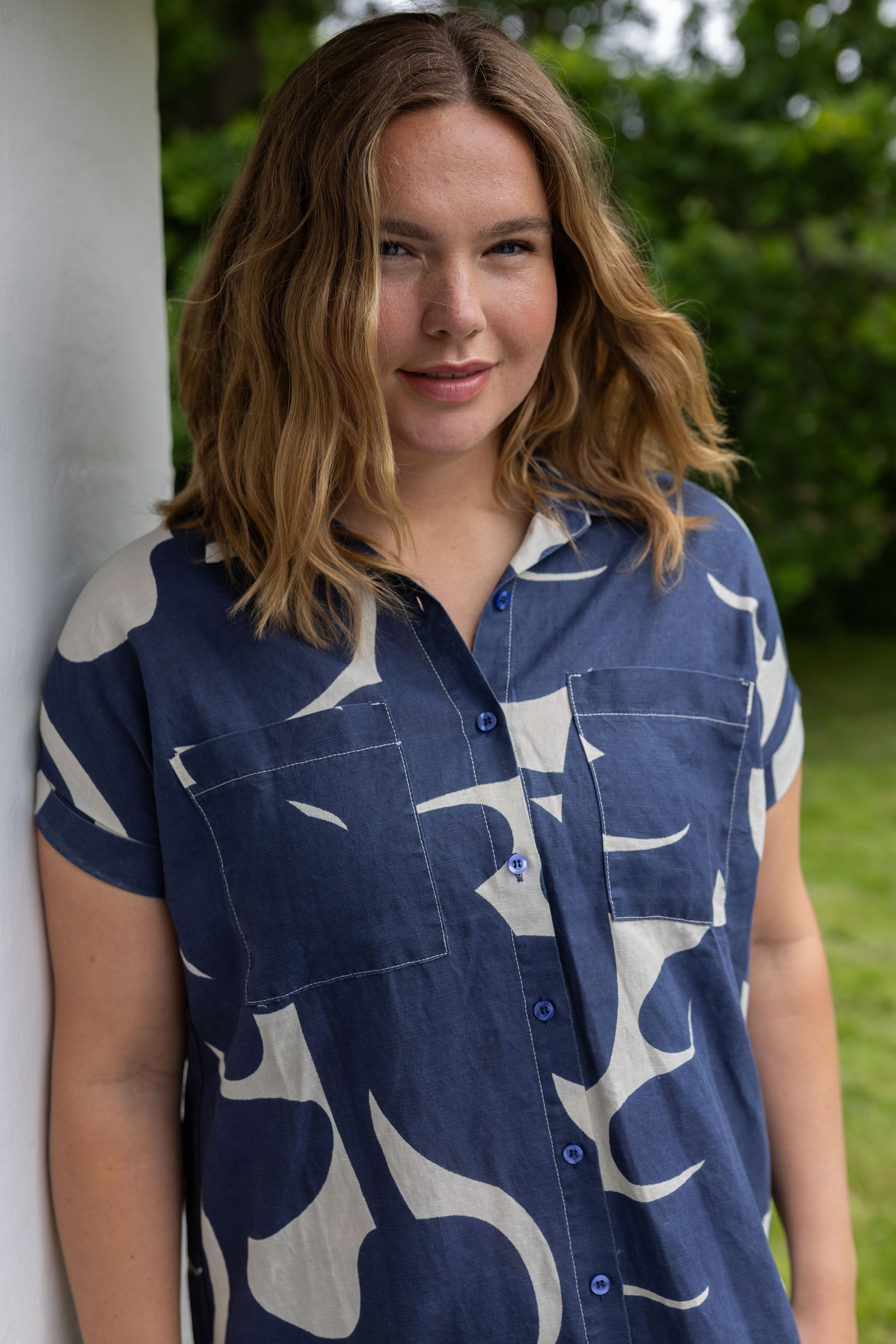 Fin mønstret skjortekjole i lækker hørblanding til kvinder