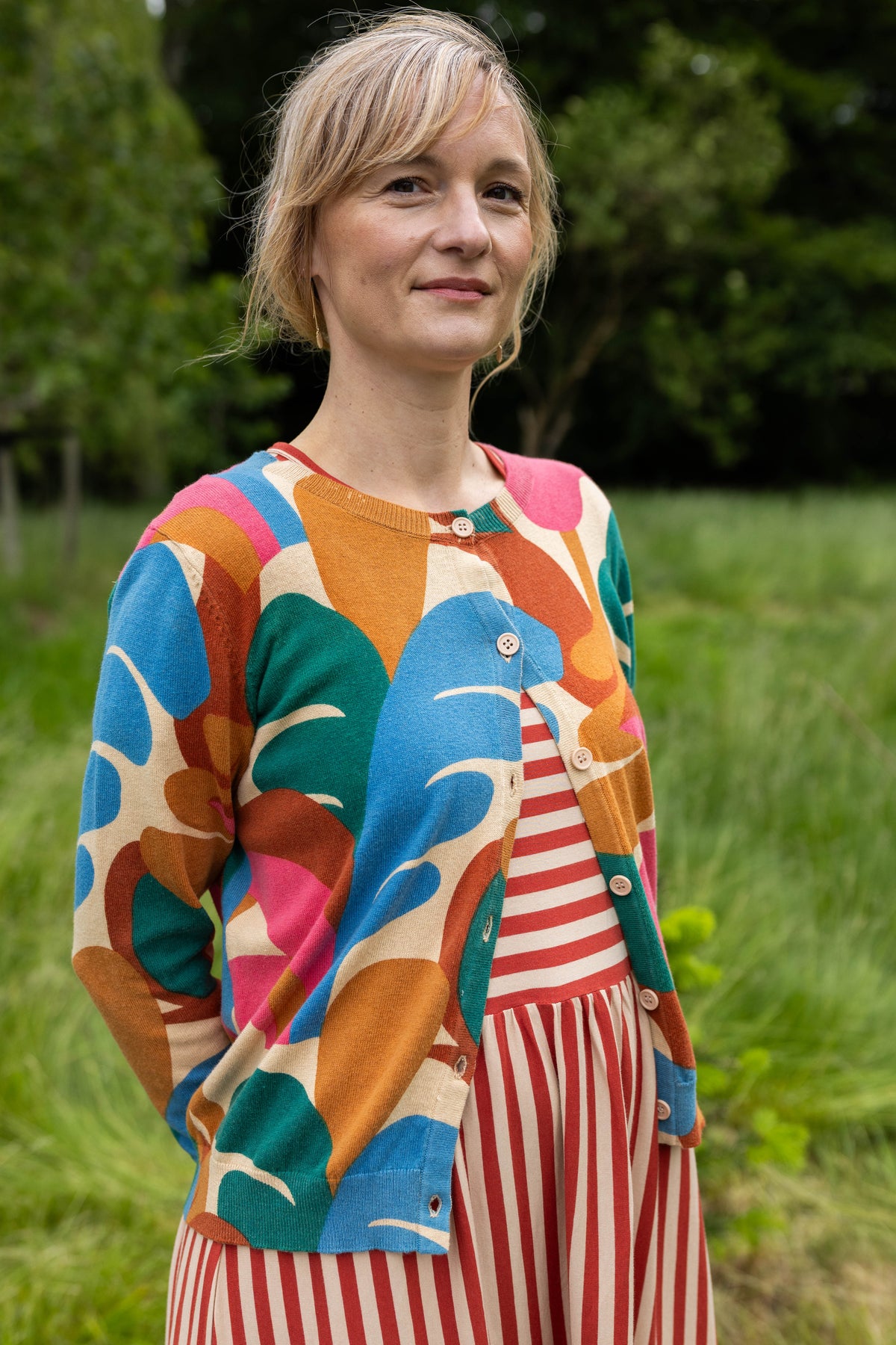 Fin cardigan i uldmix med farverigt mønster til kvinder