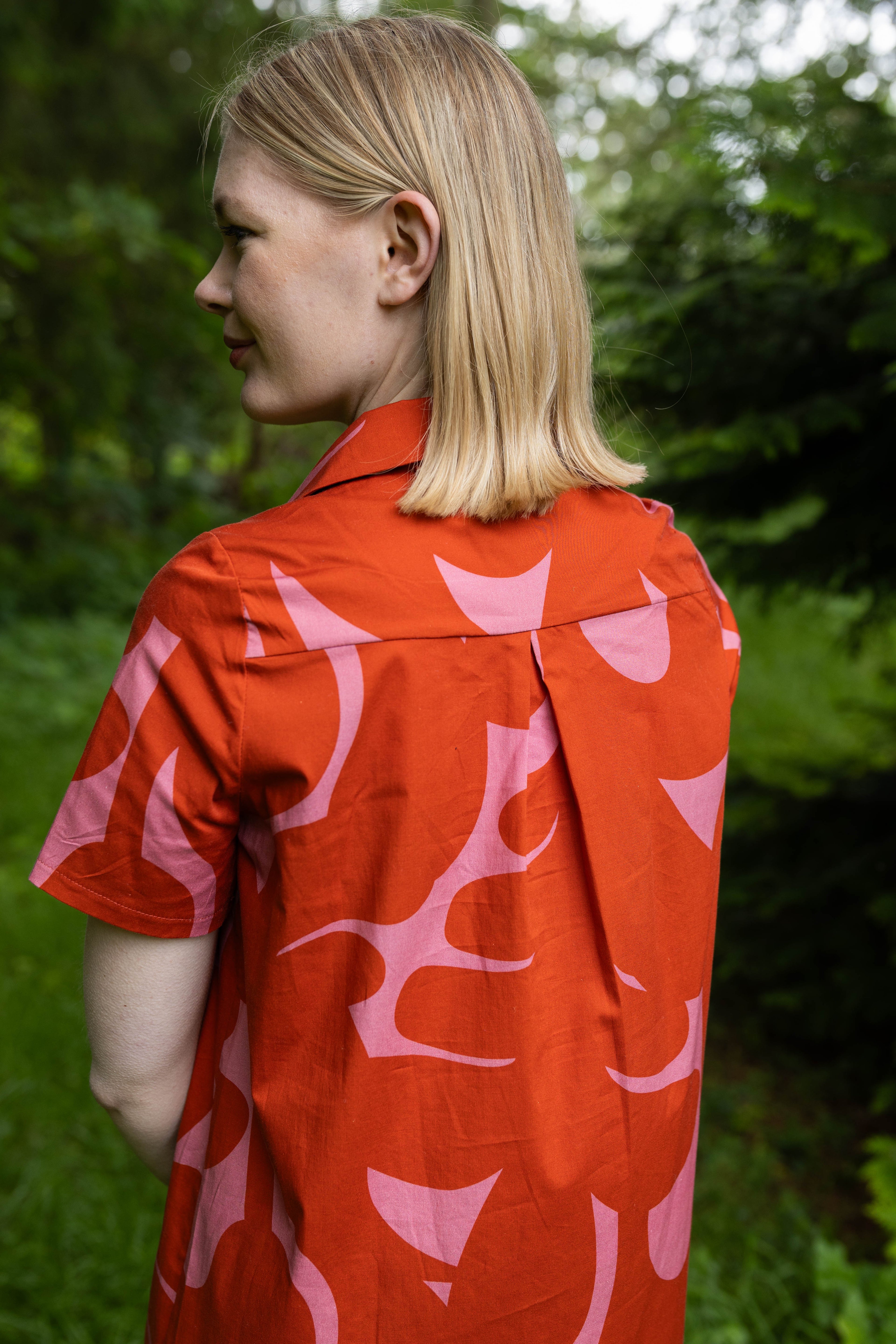 Lækker mønstret skjortekjole i brændt rød og pink til kvinder