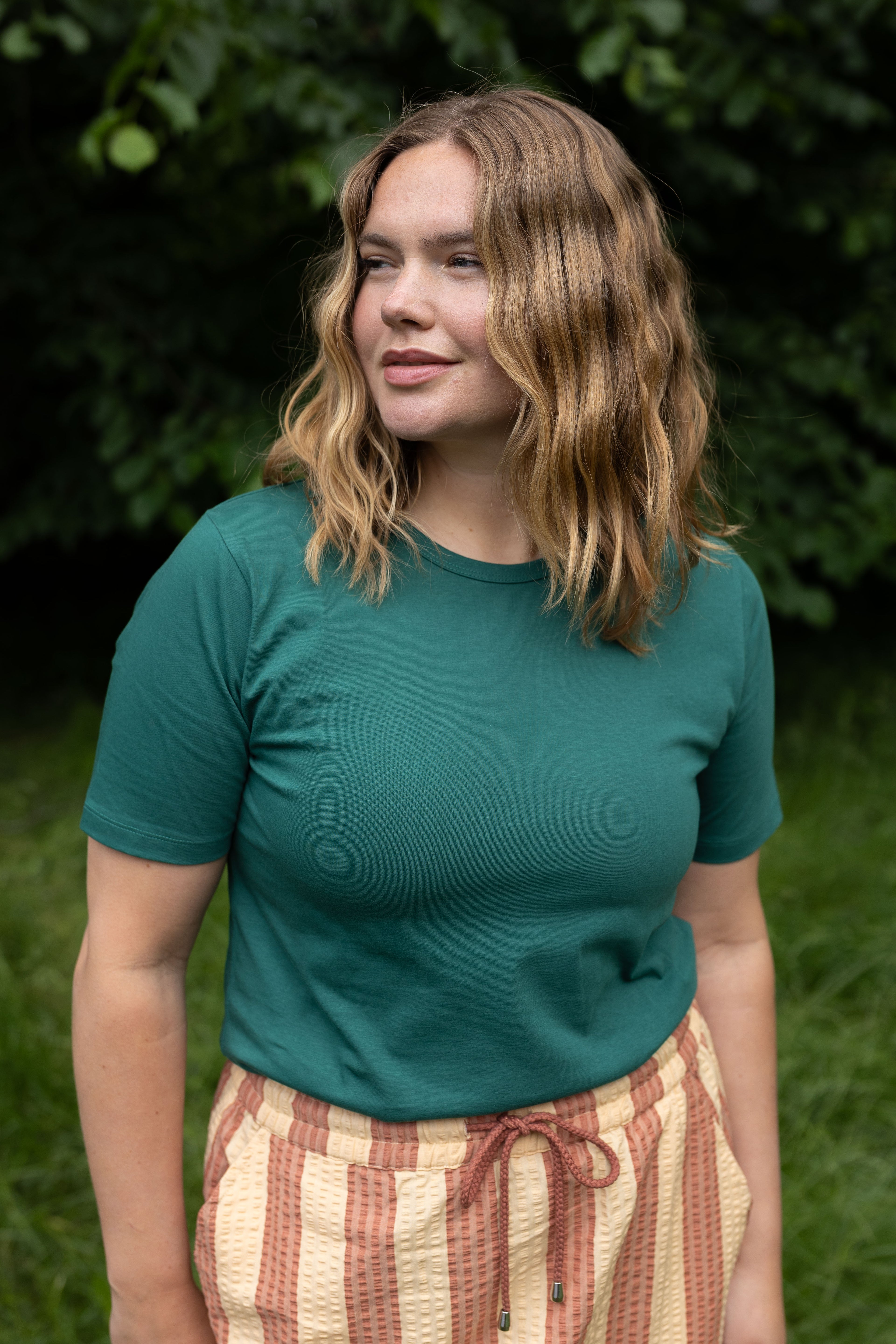 Smart t-shirt i mørkegrøn med rund hals til kvinder