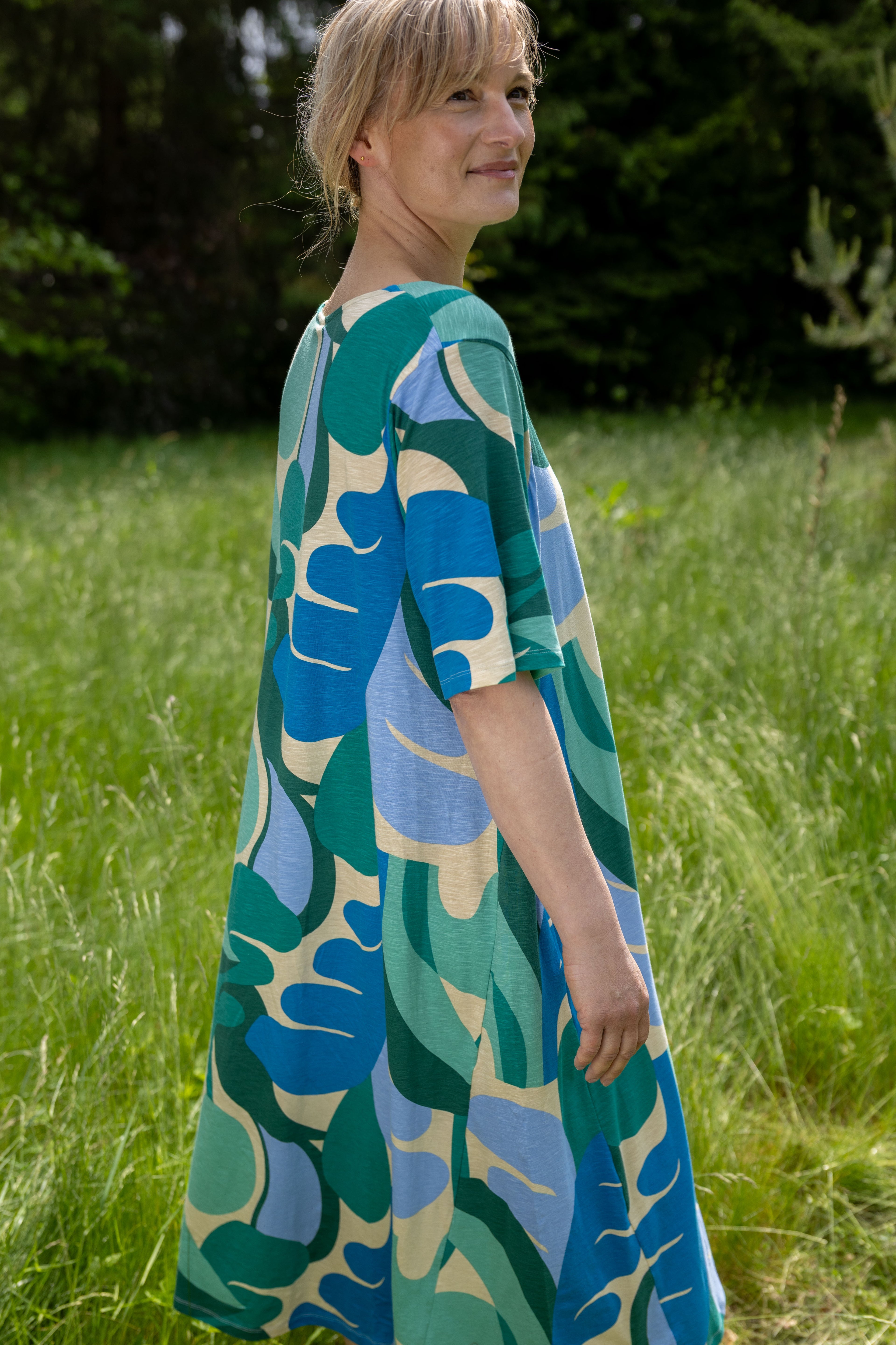 Flot kjole i blåt og grønt bladmønster til kvinder fra Danefæ