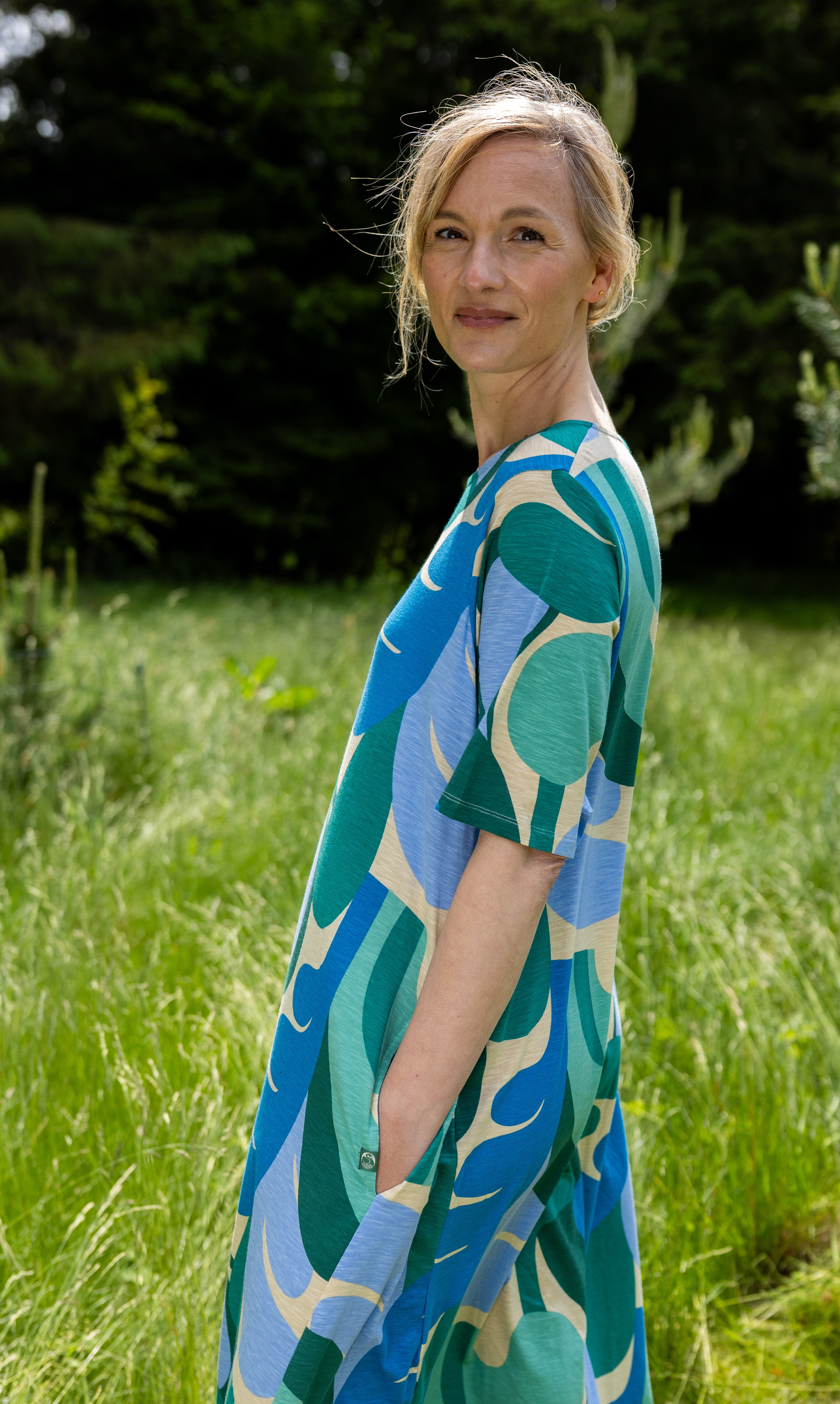 Flot kjole i blåt og grønt bladmønster til kvinder fra Danefæ