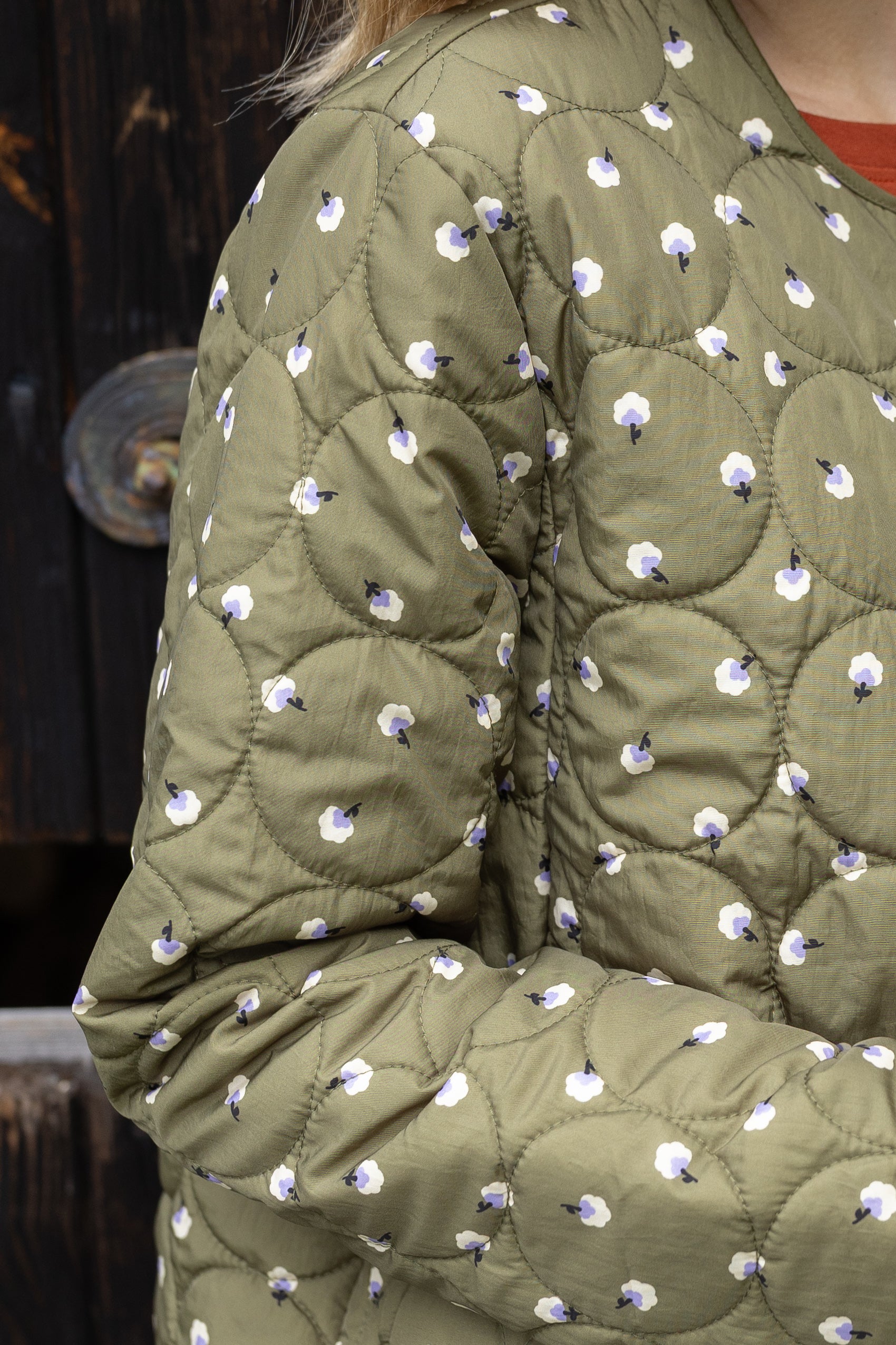 Fin quiltet termojakke i olivengrøn med små blomster til kvinder