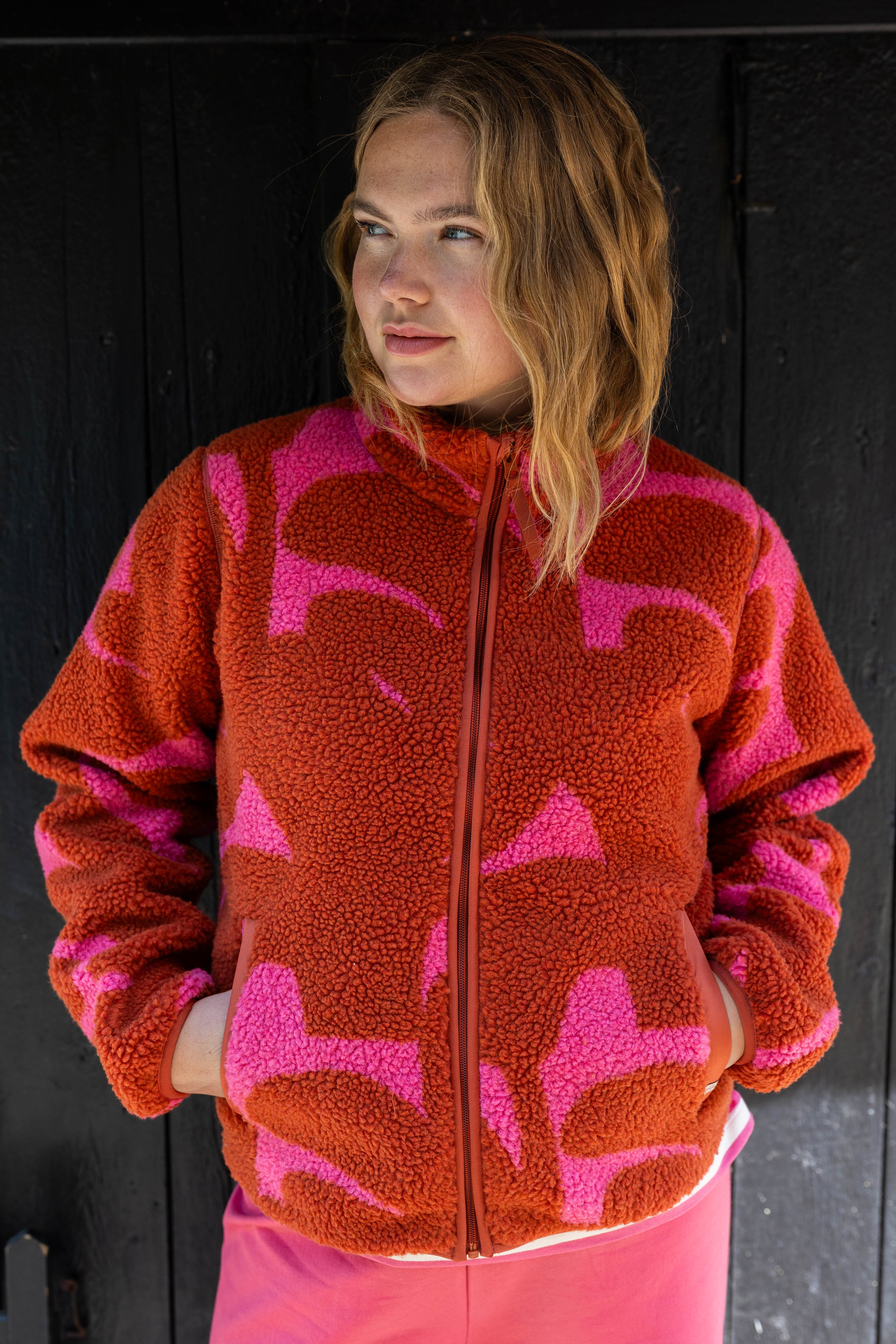 Lækker mønstret fleecejakke i lyserød og brændt rød til kvinder