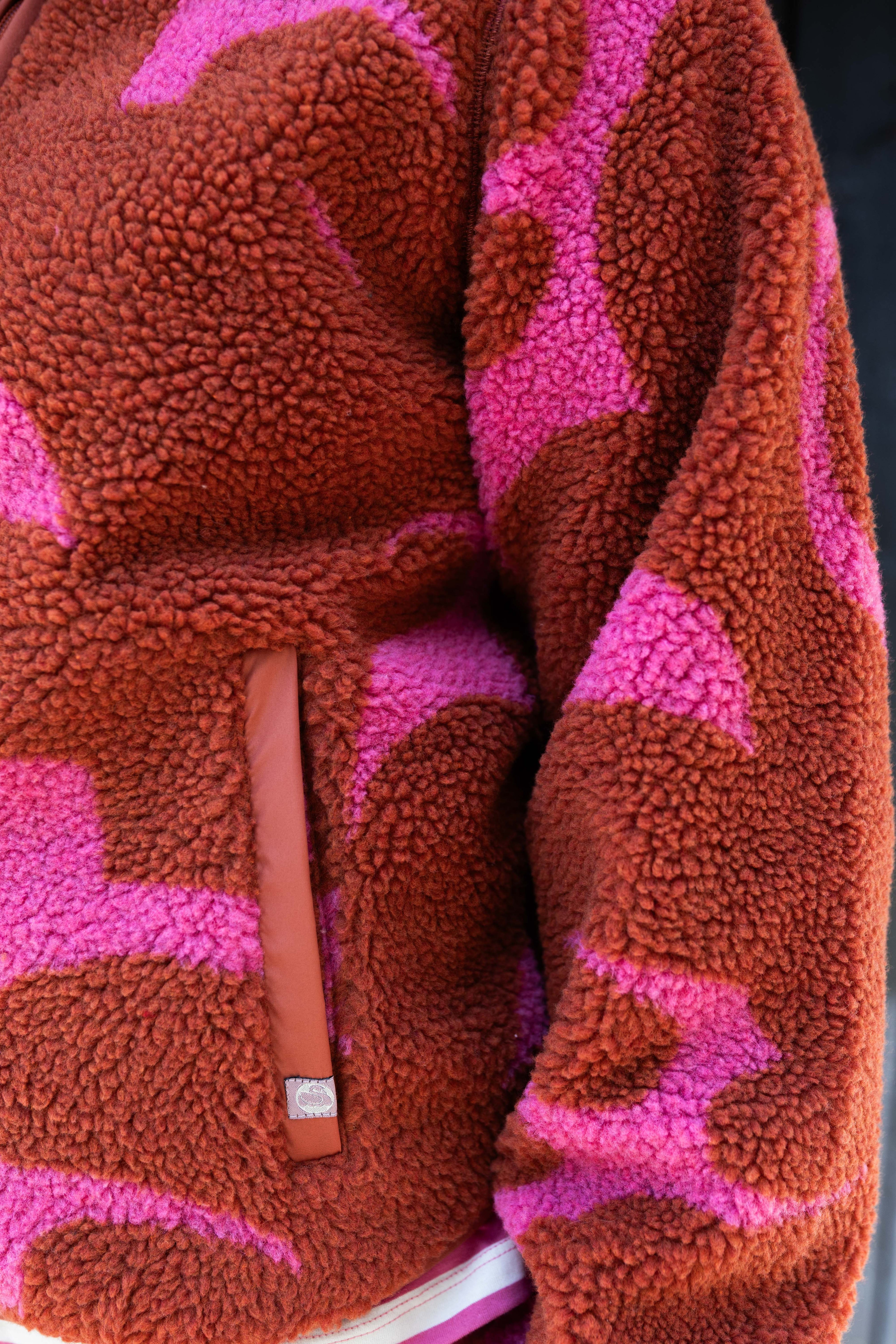 Lækker mønstret fleecejakke i lyserød og brændt rød til kvinder